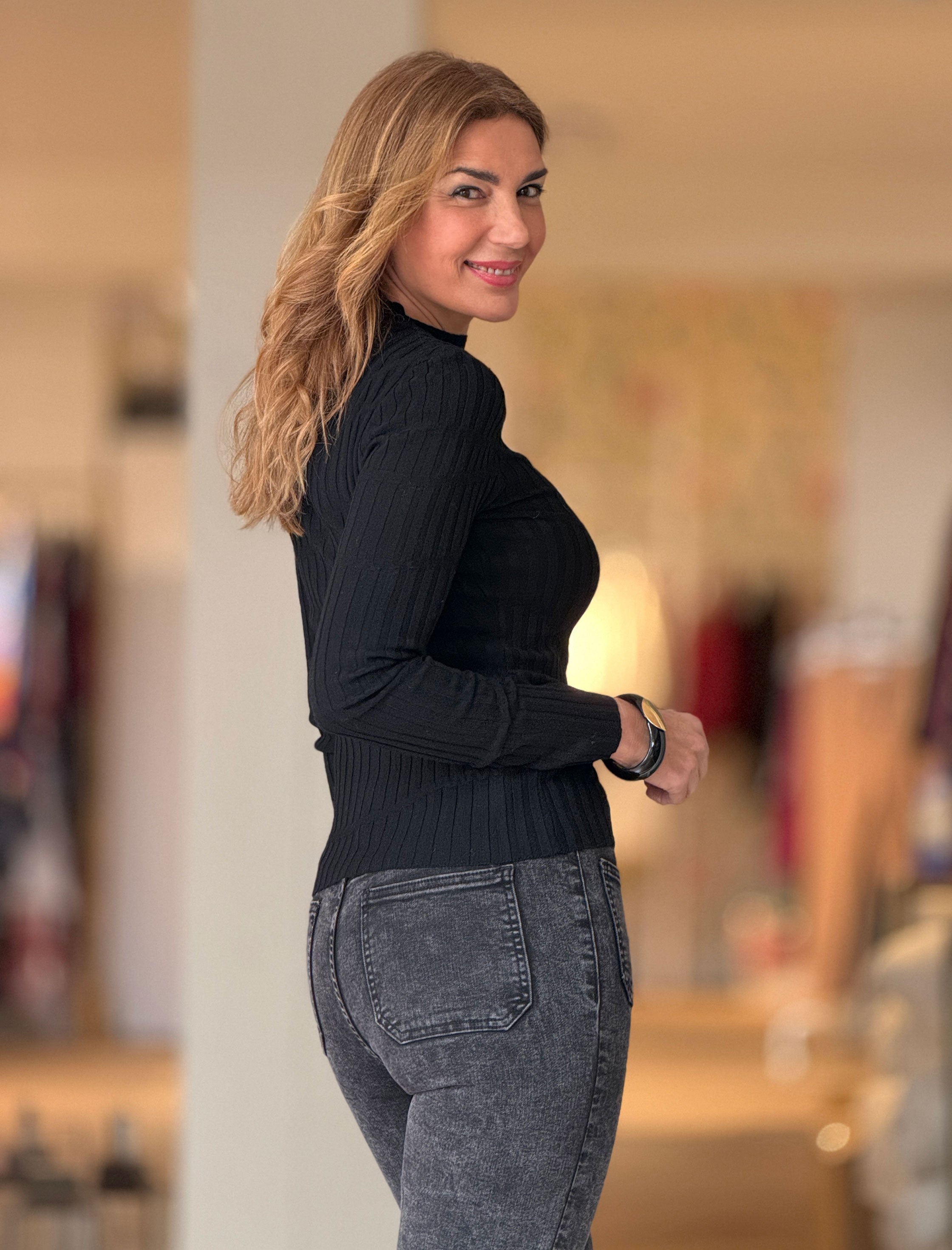 Pantalón vaquero negro lavado bolsillos