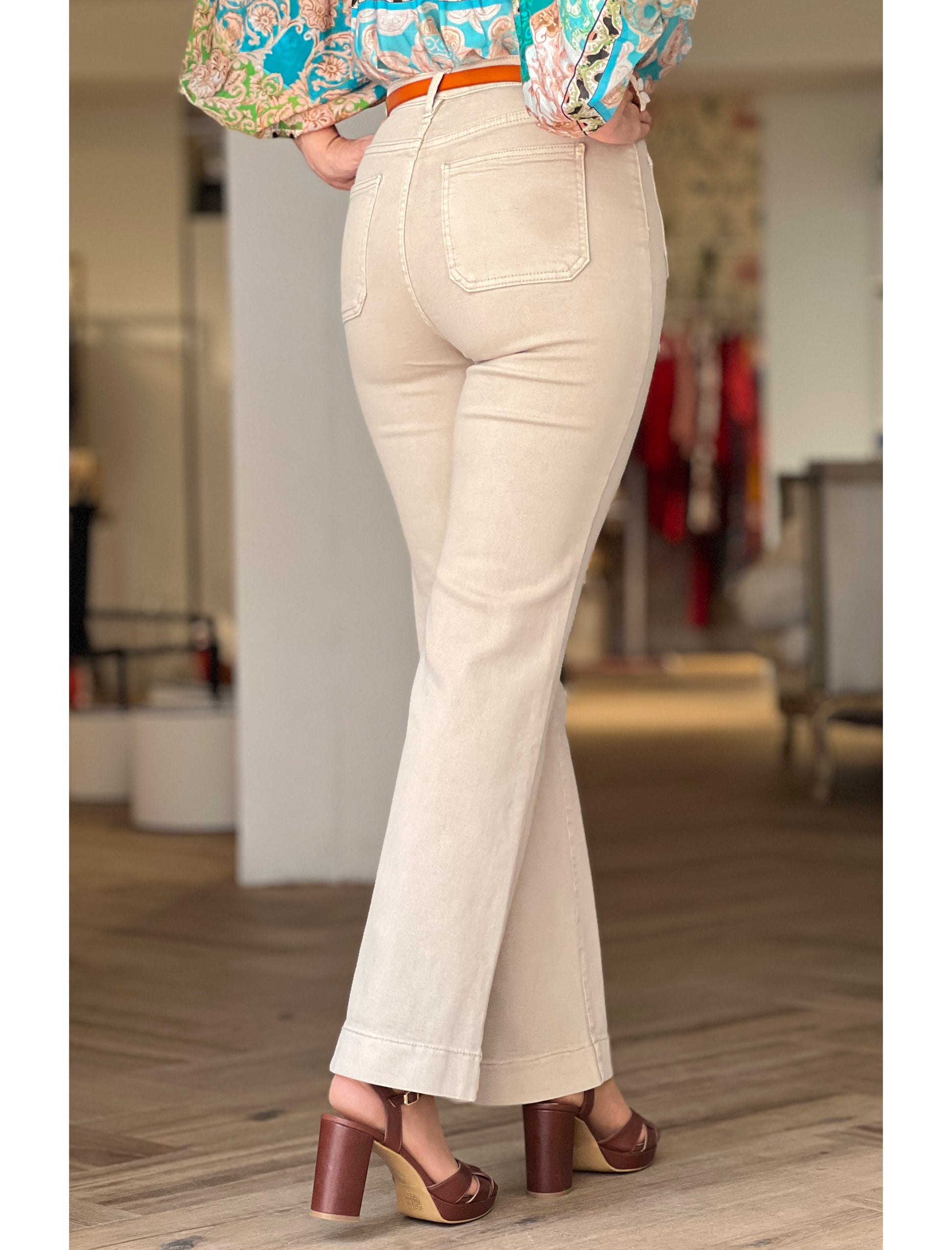 Pantalón vaquero camel de bolsillos Nuria Cobo