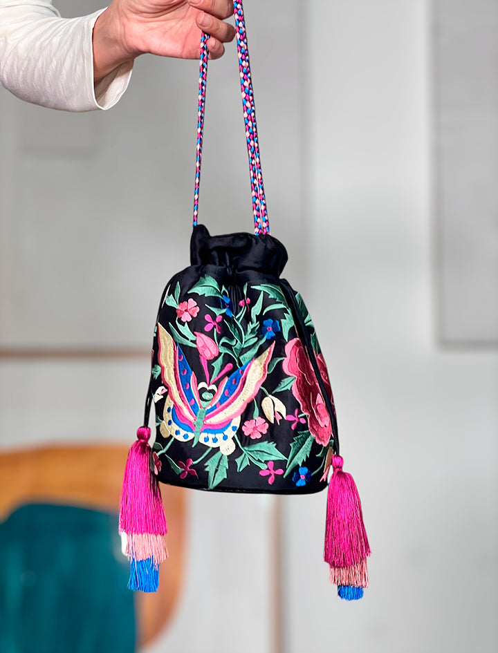 Bolso pochette de seda bordada con acabado elegante – Nuria Cobo

