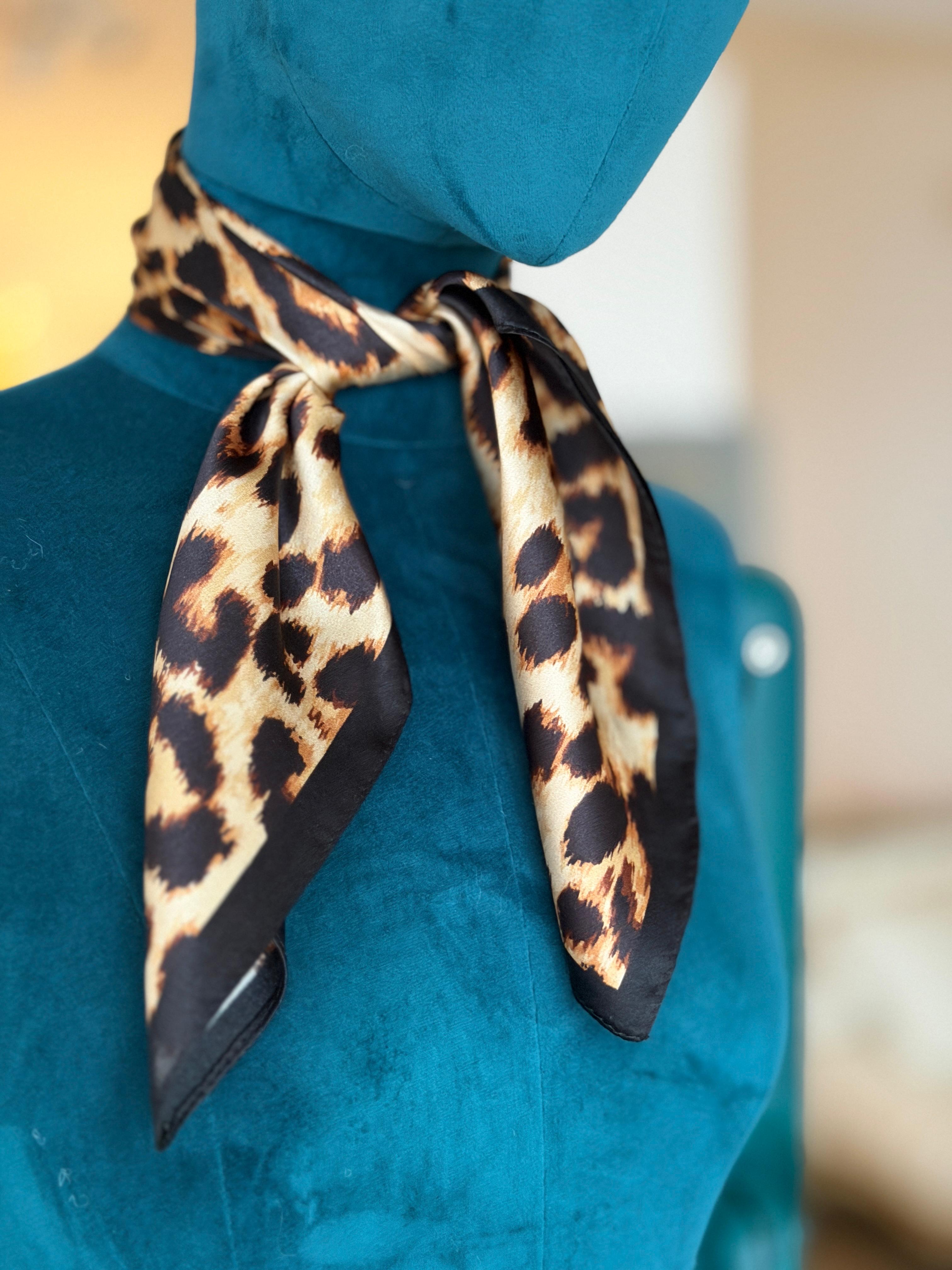 Pañuelo de seda animal print