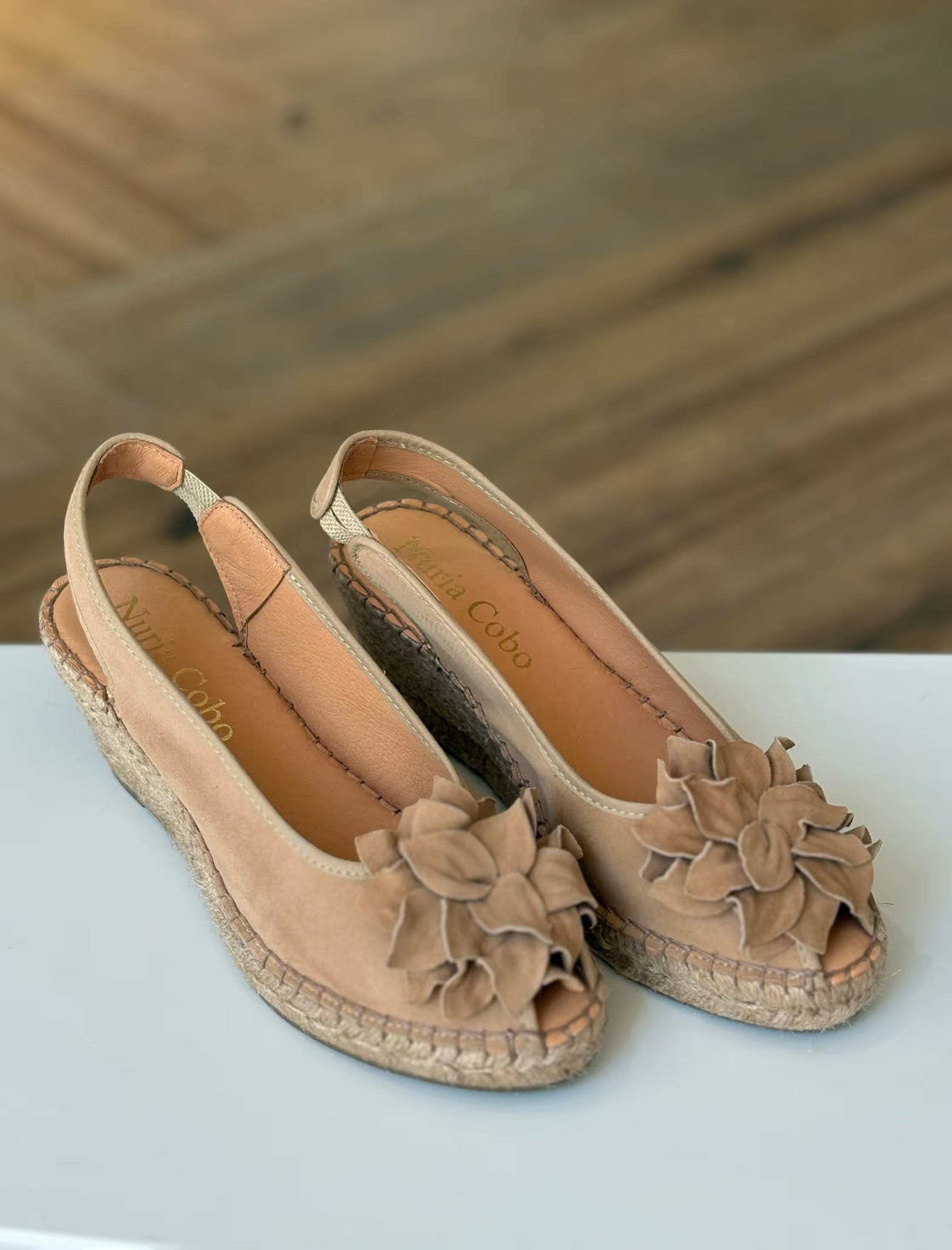 Alpargata de cuña camel con flor mujer, vista detalle