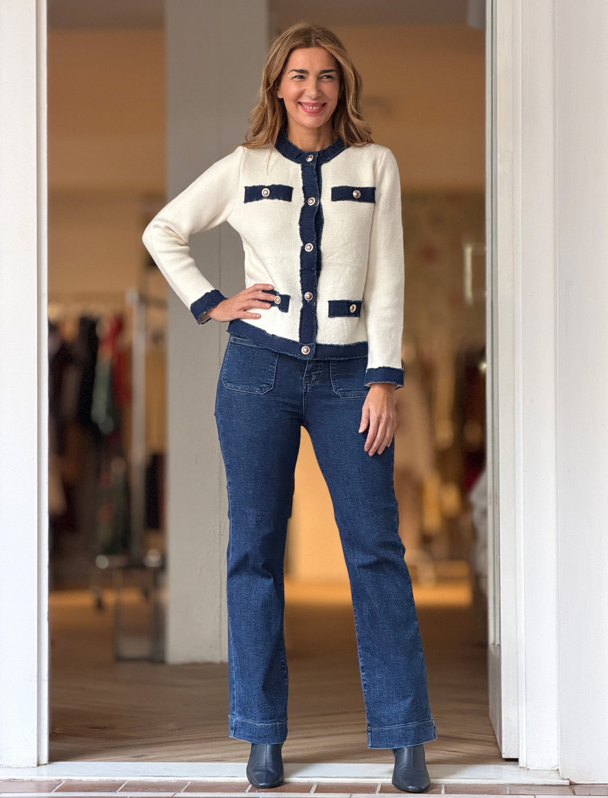 Botín azul marino Poppy combinado con vaqueros, calzado versátil