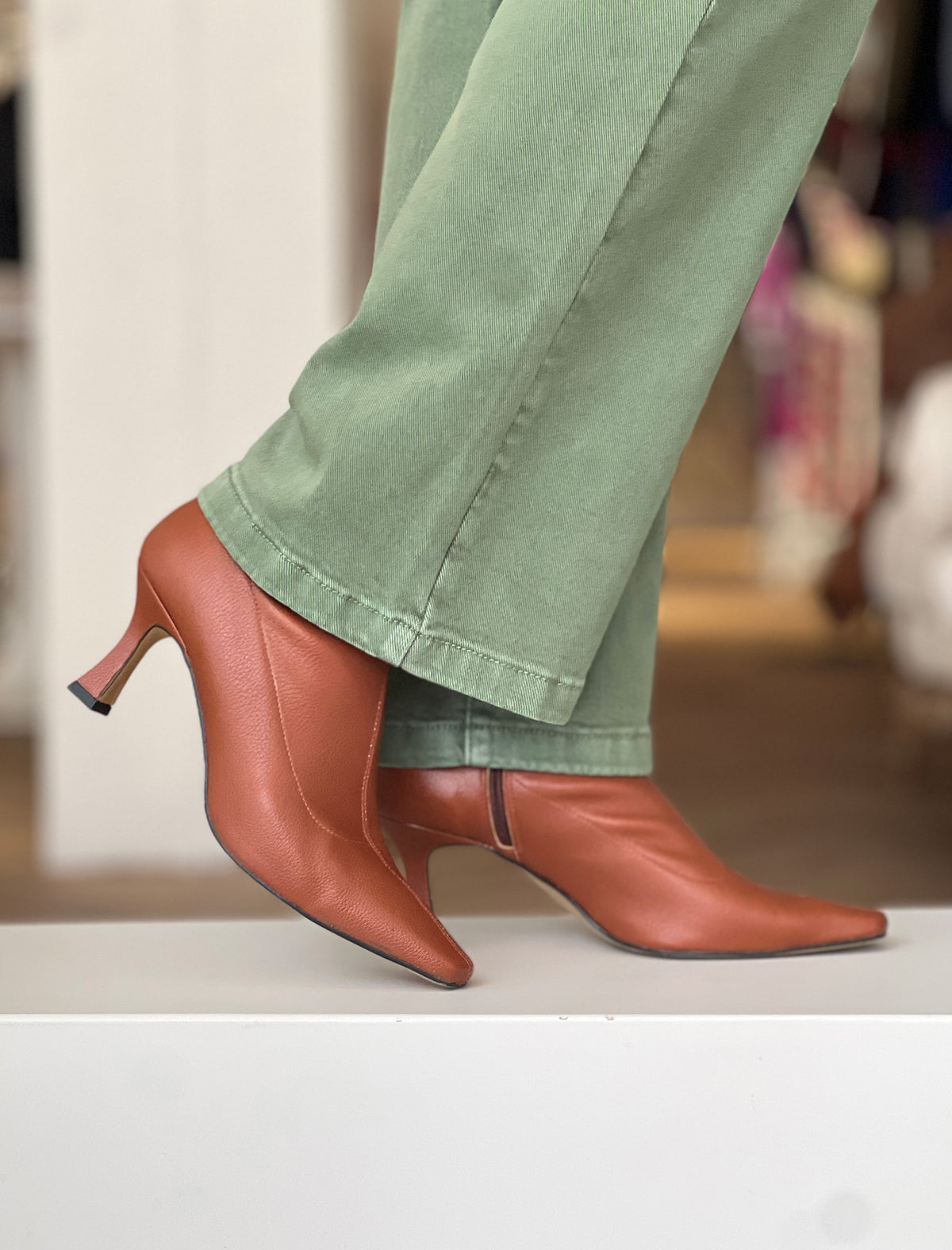 Botín marrón de mujer combinado con pantalón
