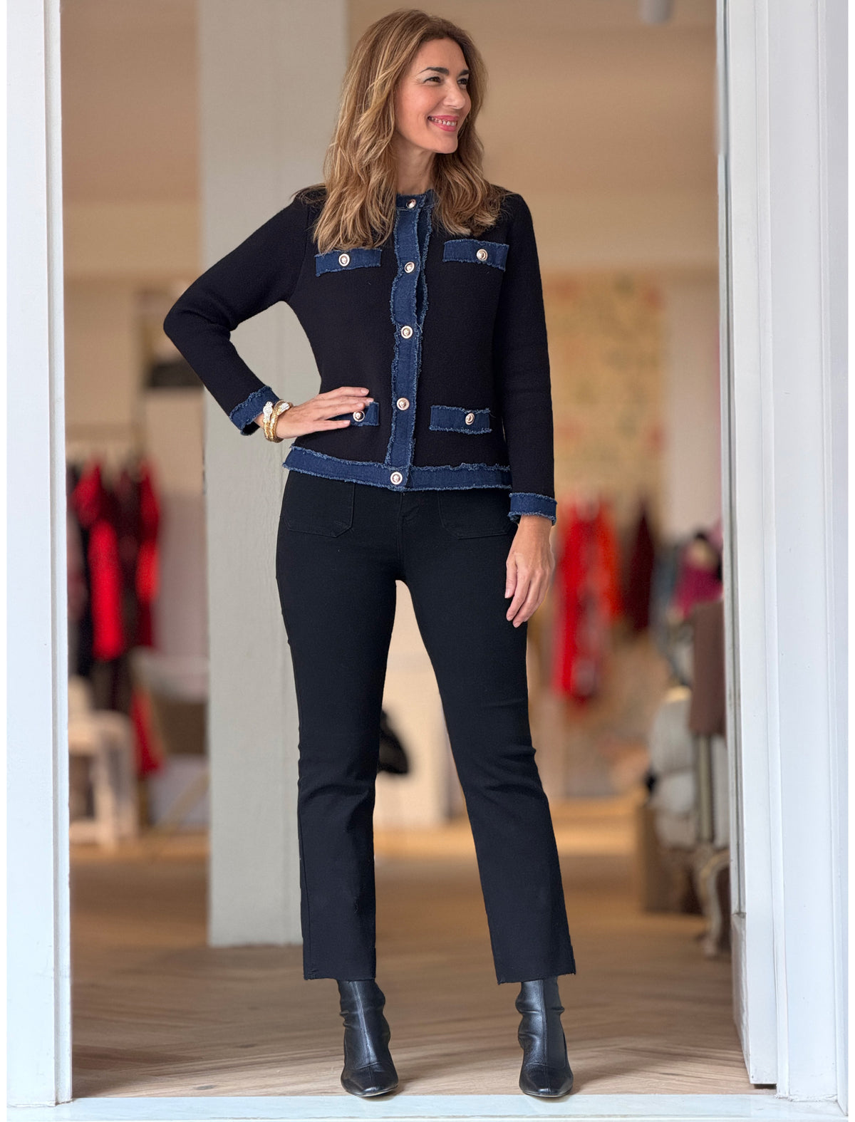 Botín negro de mujer Poppy combinado con look vaquero, calzado versátil