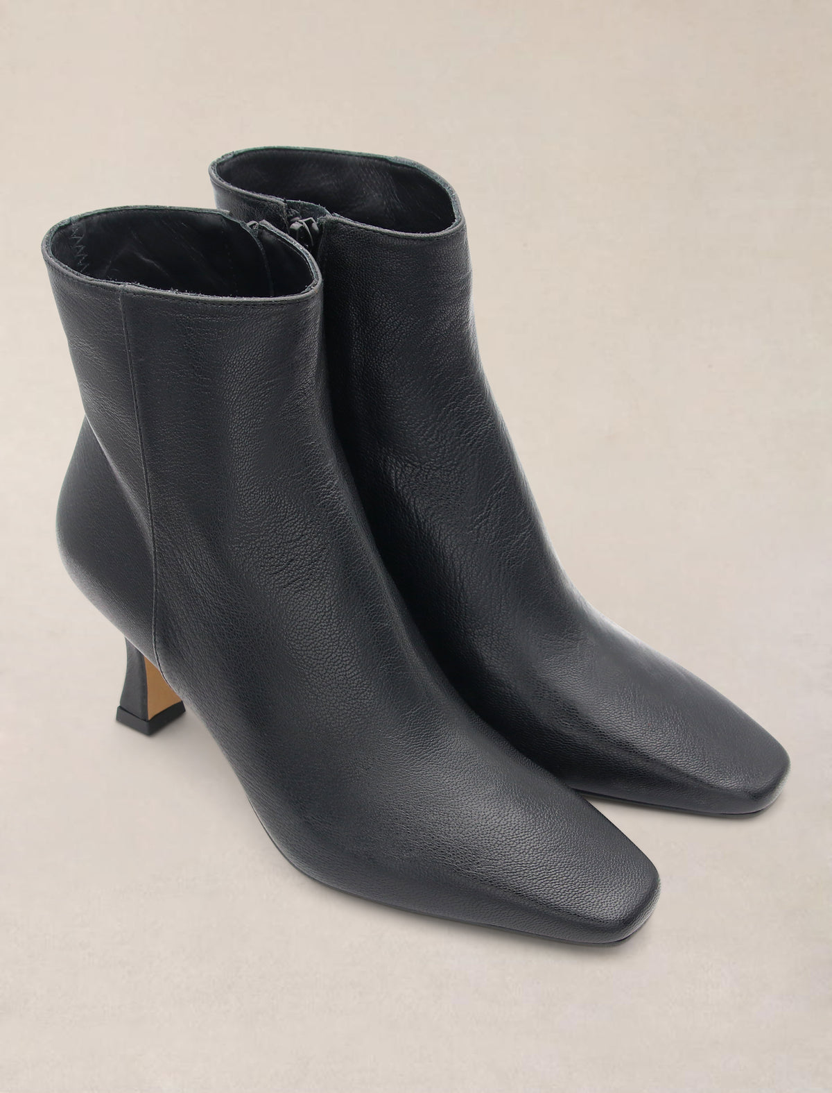 Par de botines negros de piel para mujer