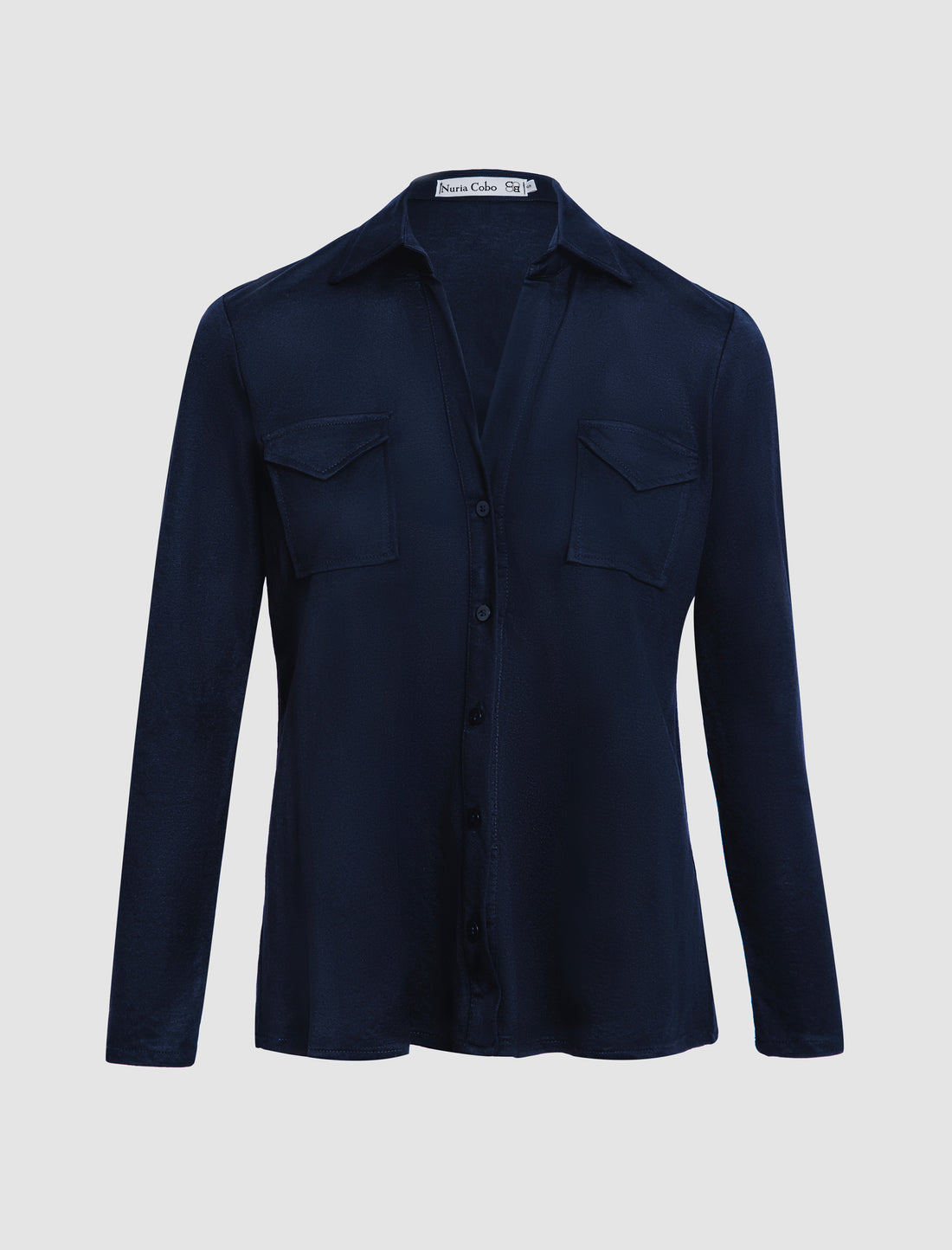 Camisa azul marino elegante para mujer con cuello pico y bolsillos delanteros.