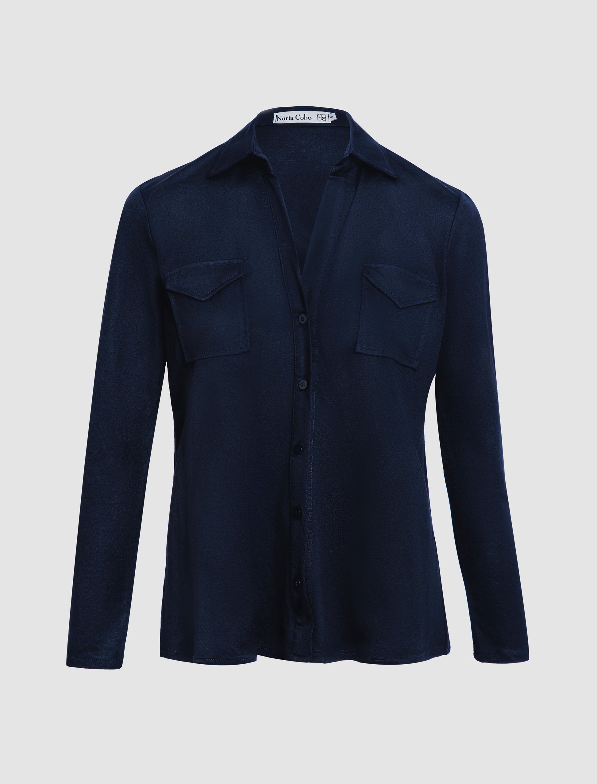 Camisa de viscosa color marino con escote en pico, cuello abierto y bolsillos en el pecho. Suave y cómoda, perfecta para cualquier ocasión.
