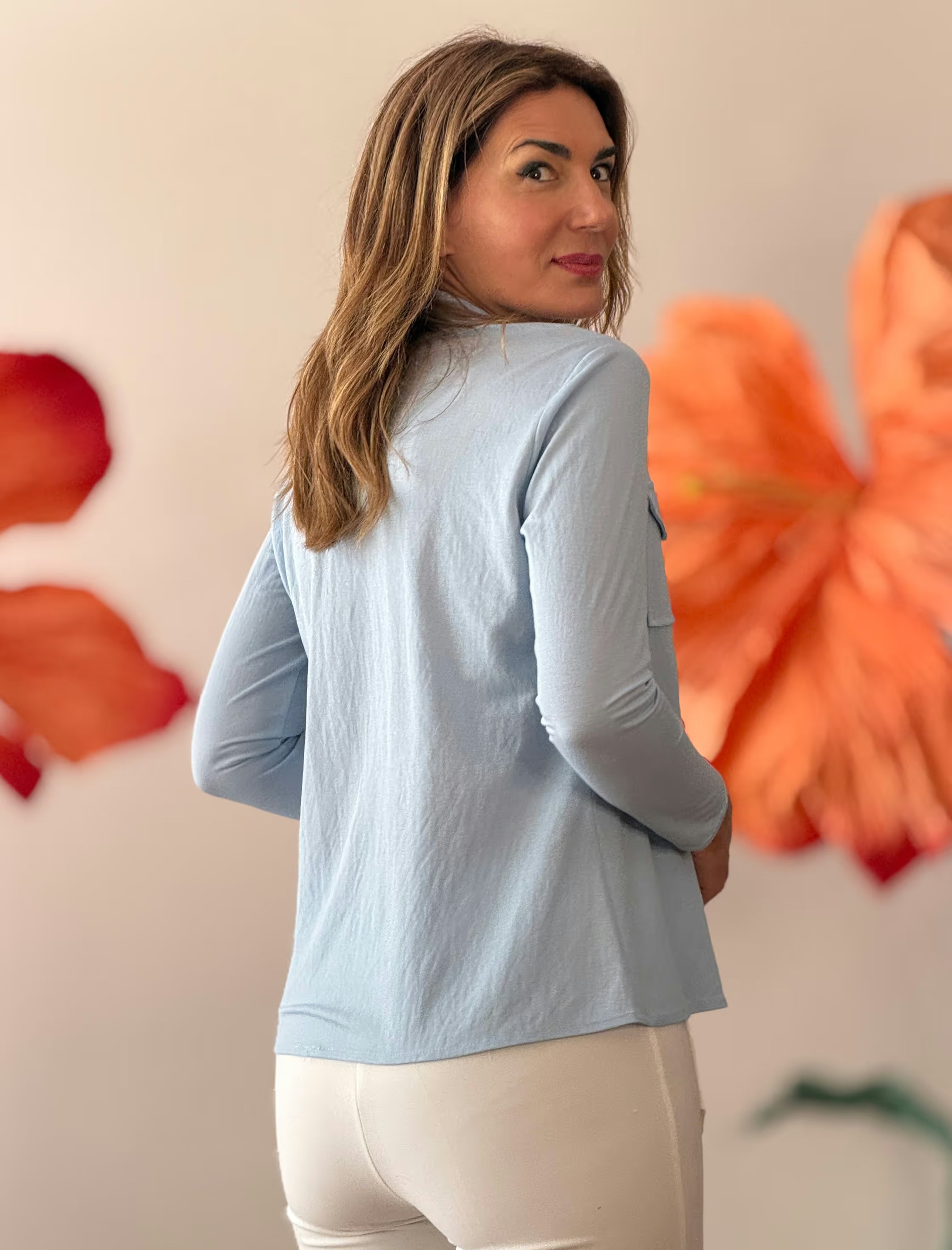  Camisa azul elegante para mujer con corte favorecedor.