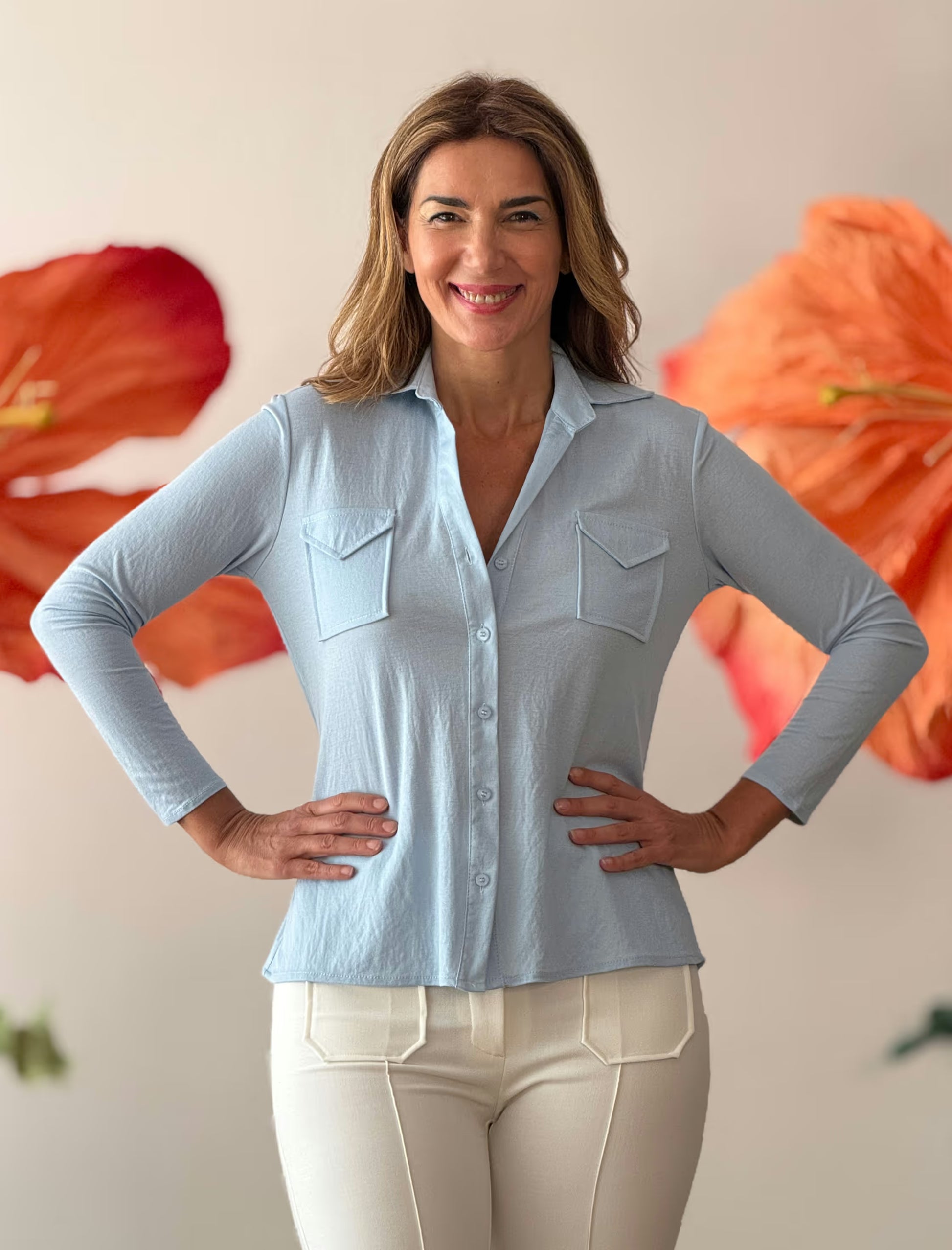 Camisa azul de manga larga para mujer con estilo elegante y femenino.