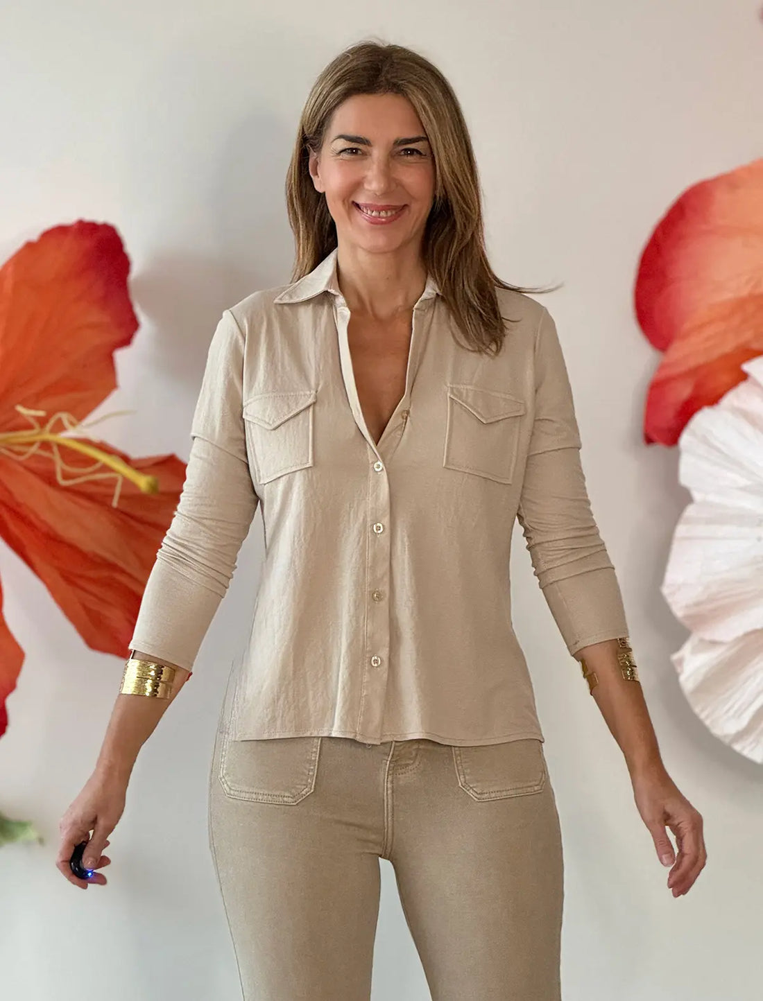 Camisa beige elegante para mujer con bolsillos delanteros y tejido fluido.