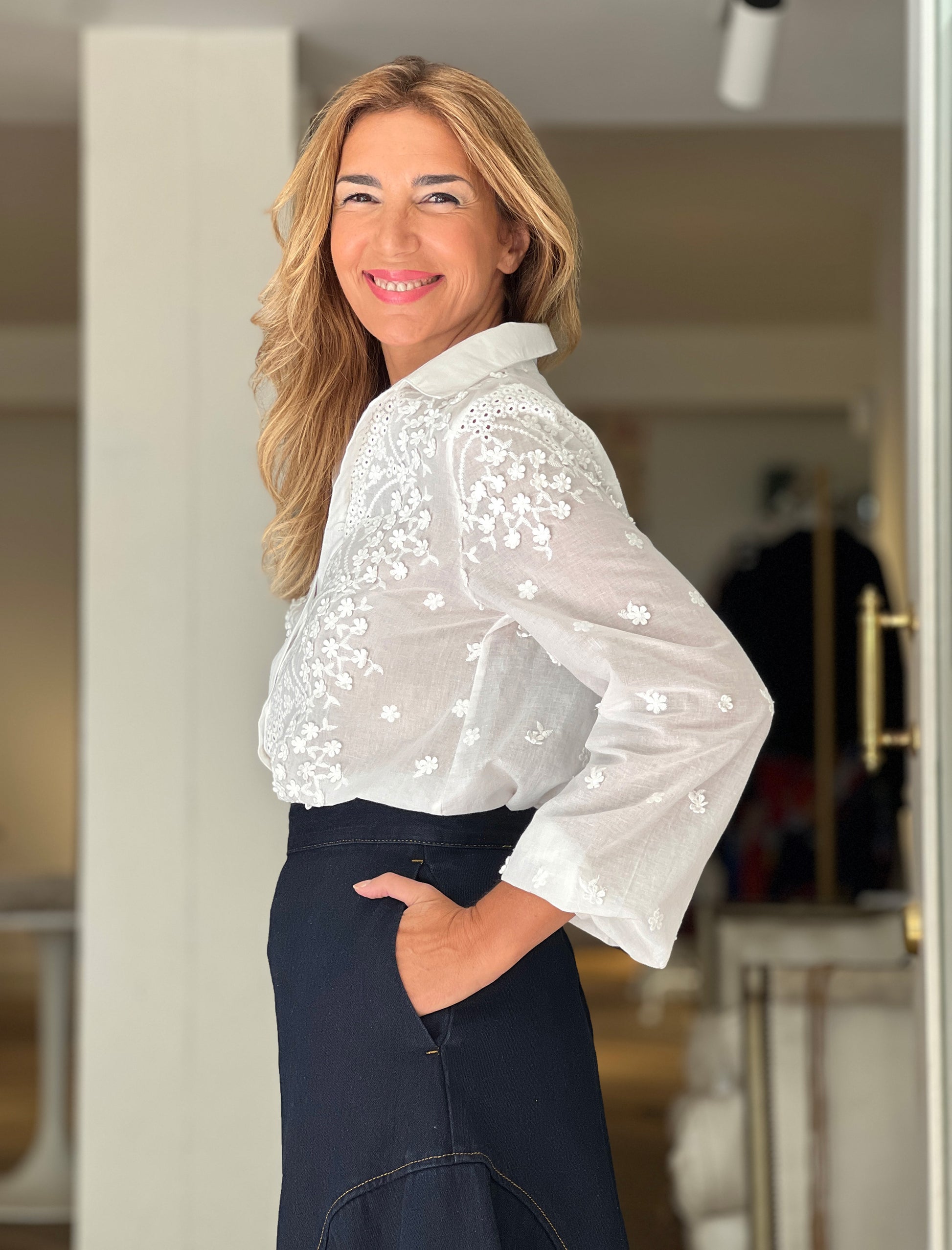 Camisa blanca de mujer con encajes de manga larga