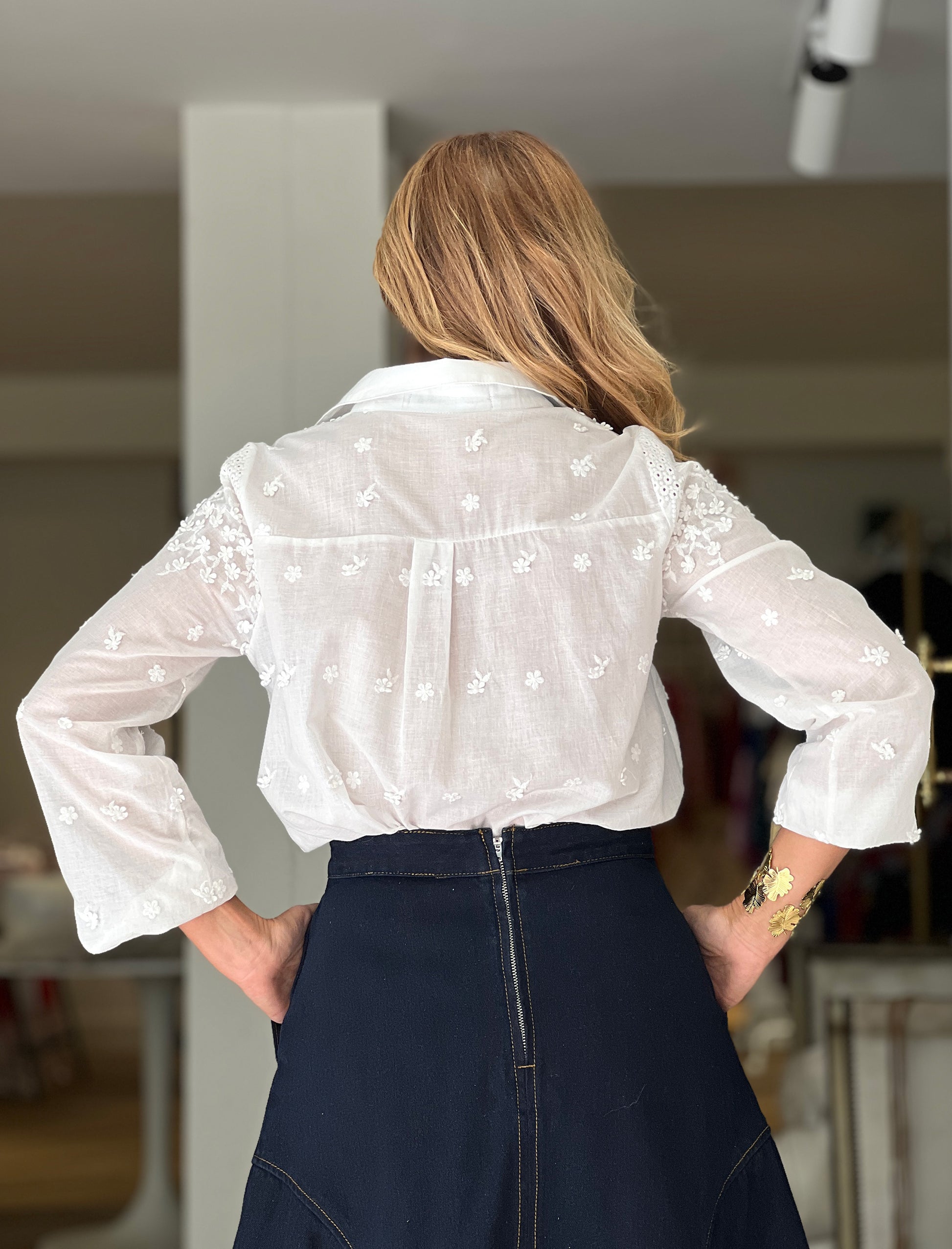 Camisa blanca de mujer de encajes parte trasera