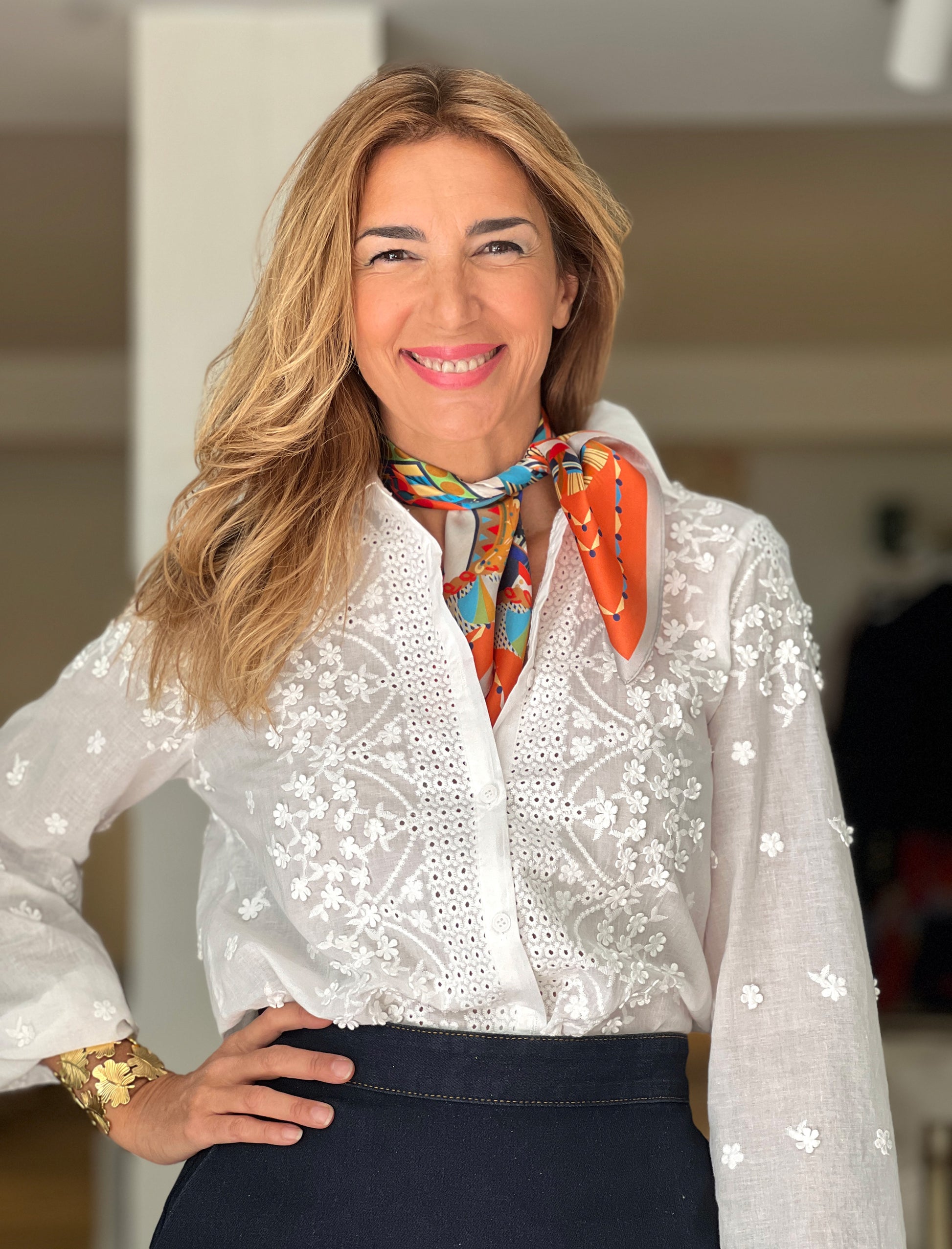 Camisa blanca de mujer con pañuelo de seda