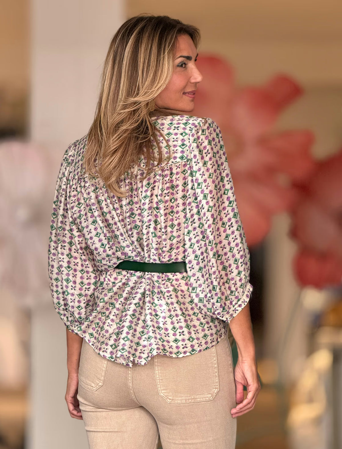 Vista trasera de la camisa estampada Liliana, tejido ligero y fluido