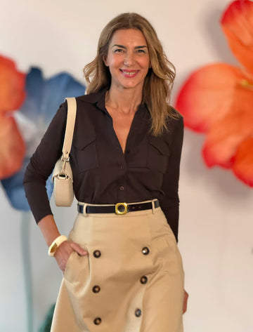 Camisa marrón elegante para mujer con cuello en pico, tejido fluido y diseño favorecedor.