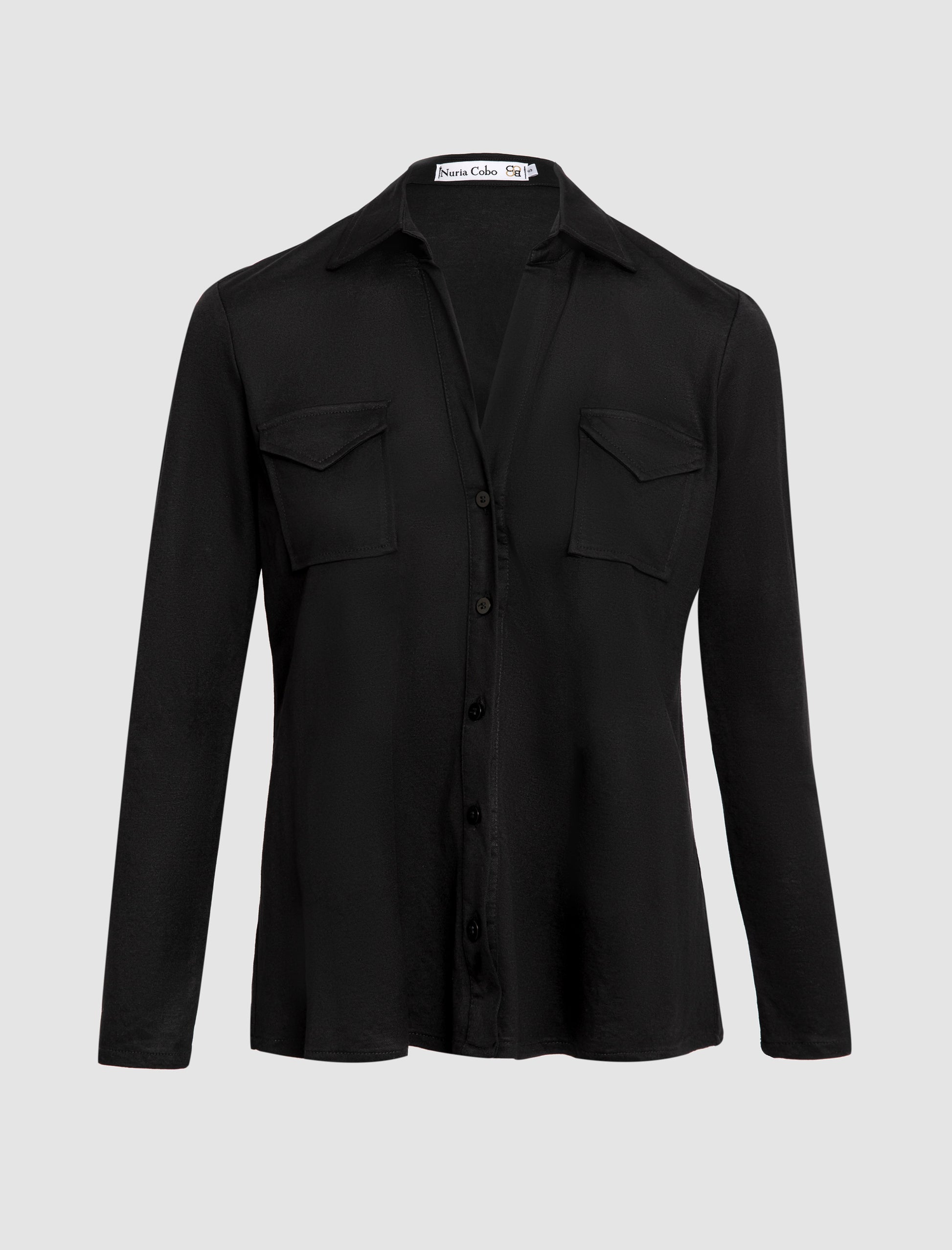 Camisa negra de mujer de manga larga con diseño elegante y versátil.