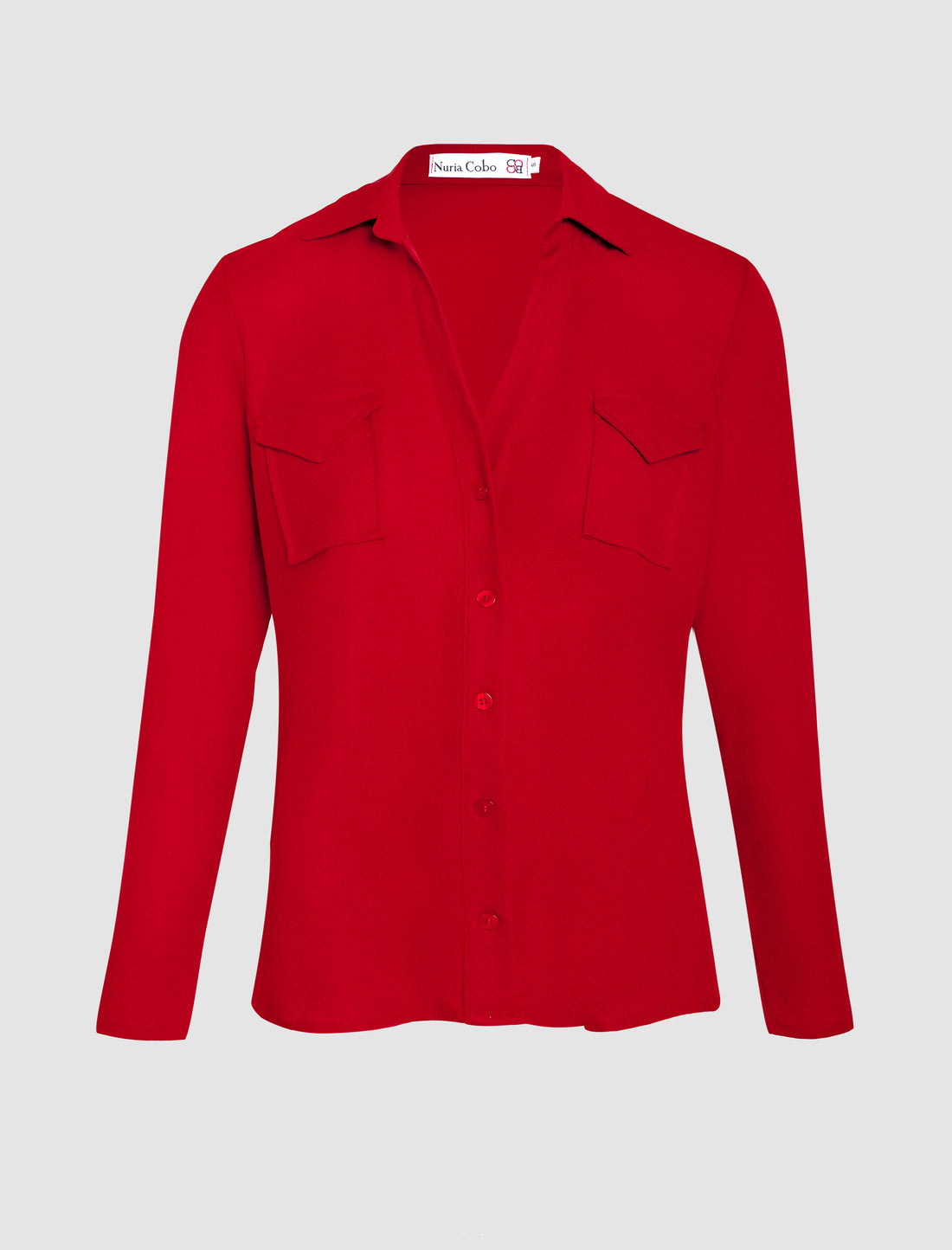 Camisa roja de mujer tipo polo con bolsillos y estilo elegante moderno.