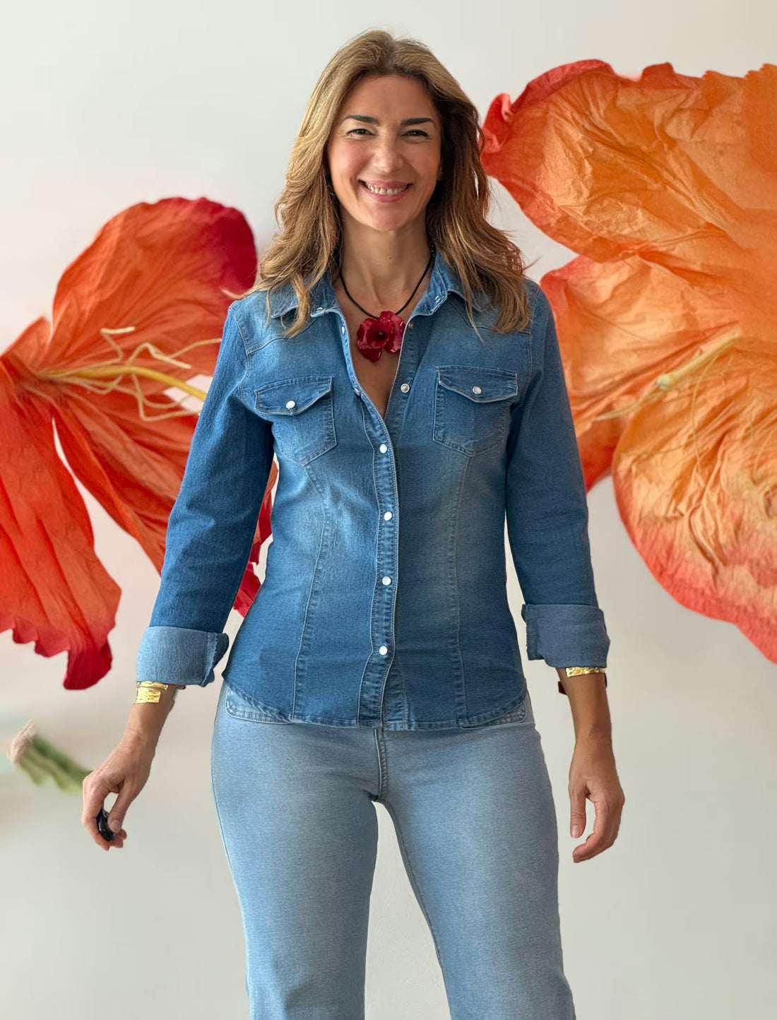 Camisa vaquera azul para mujer de manga larga con estilo casual elegante.