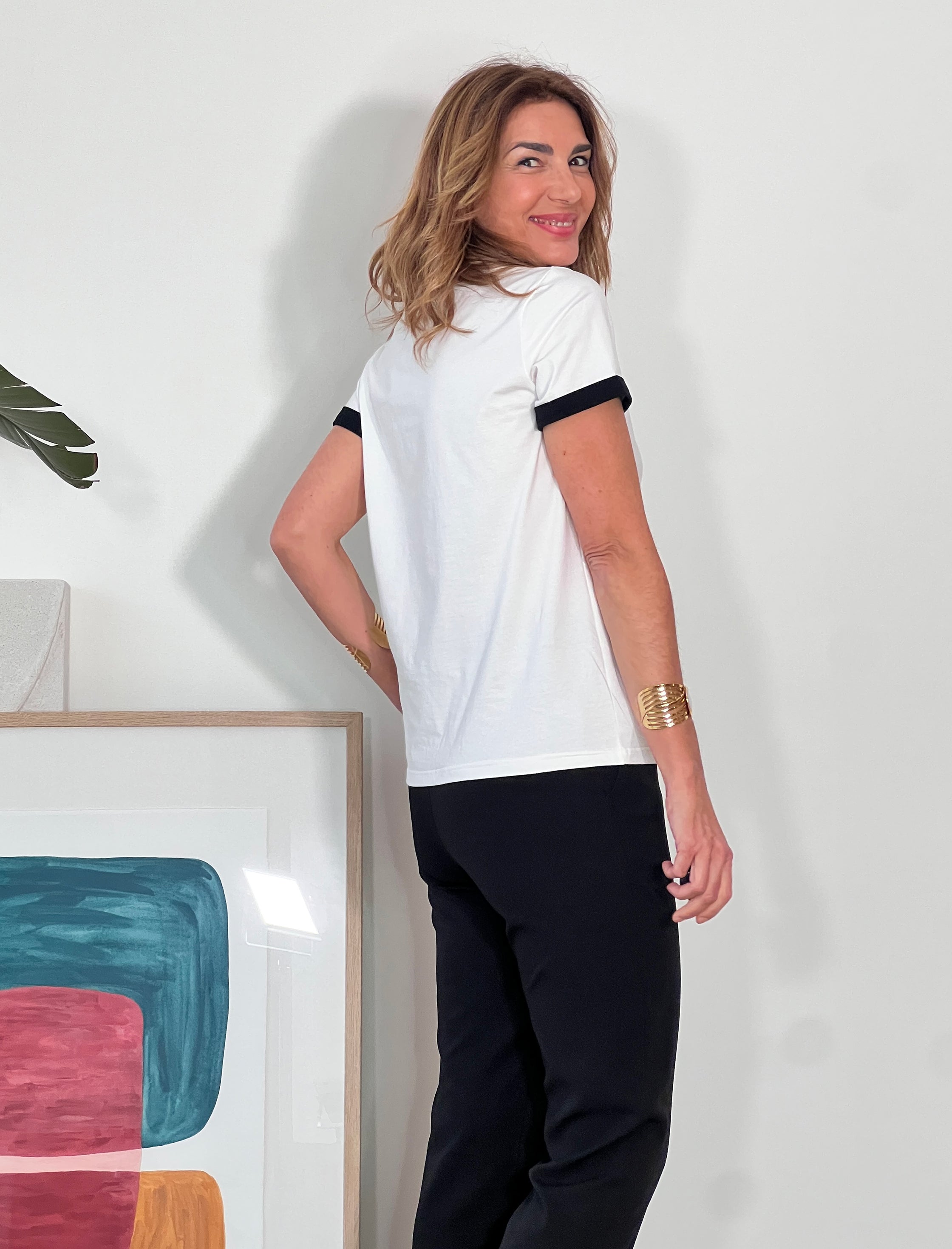 Camiseta bicolor con bolsillo decorativo y diseño cómodo – Nuria Cobo

