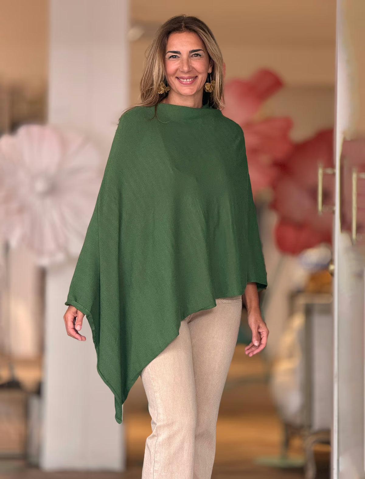 Capa verde Chic Deliciosa de tejido fluido, combinada con pantalón beige