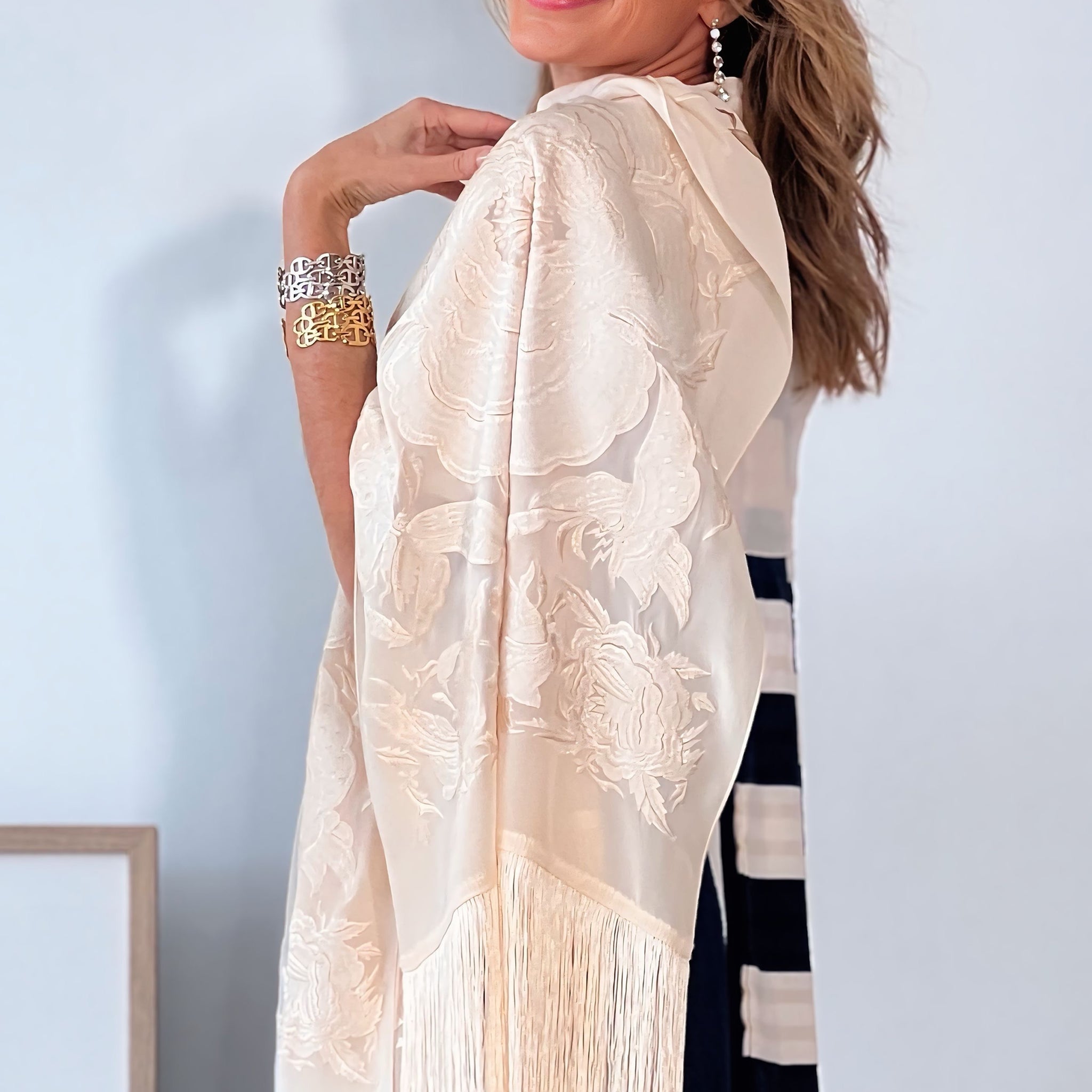 Chal bordado color crema con caída fluida y aire elegante – Nuria Cobo

