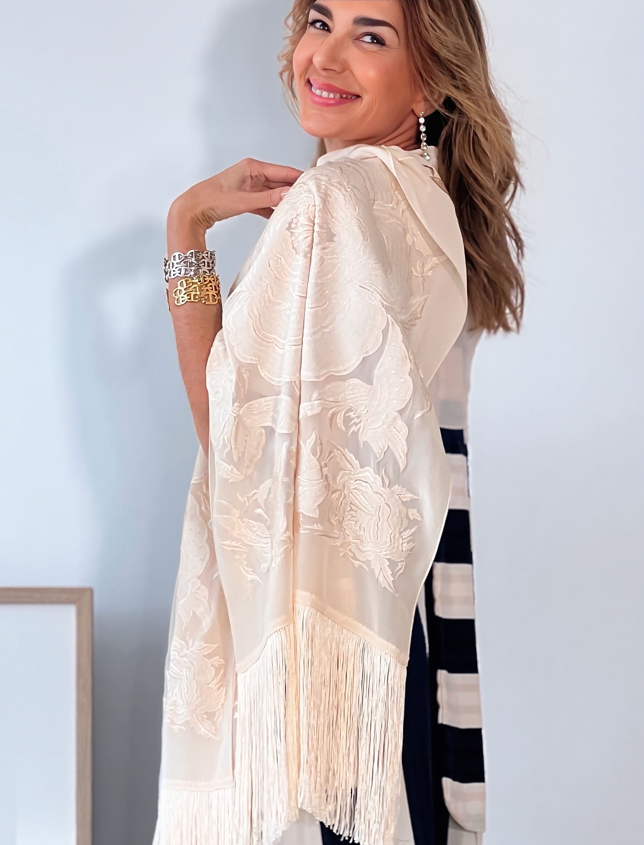 Chal bordado color crema con caída fluida y aire elegante – Nuria Cobo

