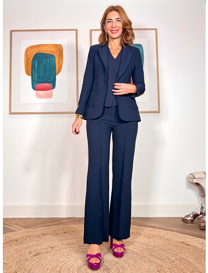 Look de oficina con chaqueta azul marino de mujer