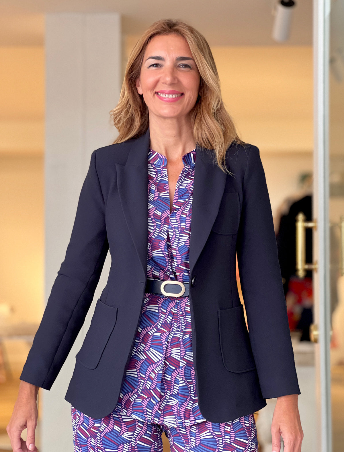 Look elegante con chaqueta azul marino de mujer