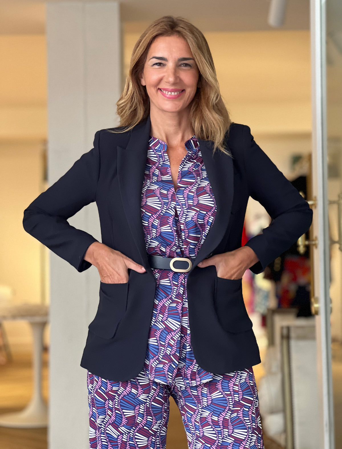 Look de invitada con chaqueta azul marino mujer blazer