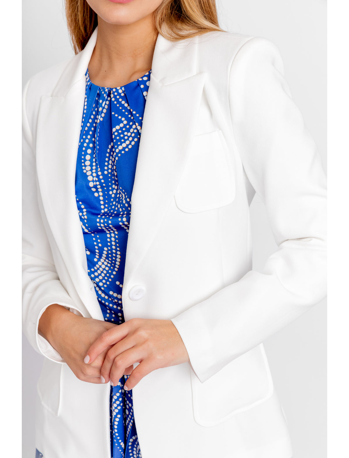 Blazer de mujer color blanco entallado Nuria Cobo perfecto para invitada