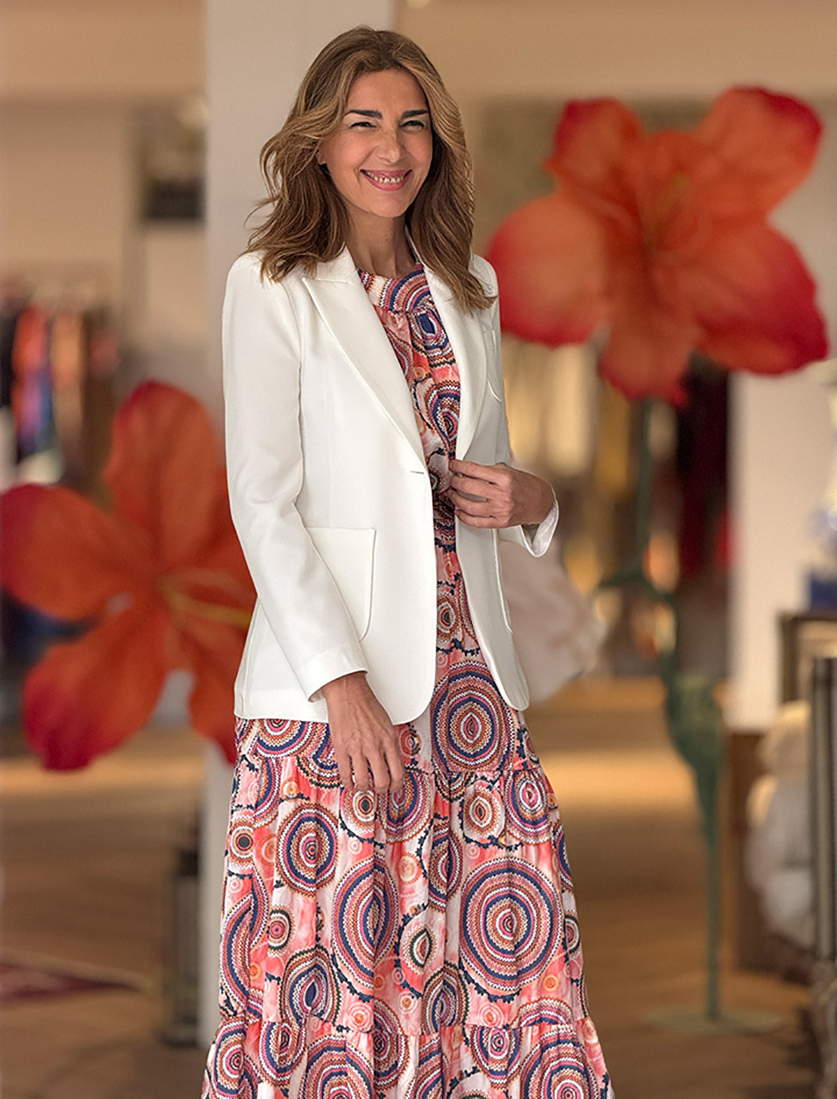 Look formal de chaqueta blanca de mujer blazer con vestido estampado