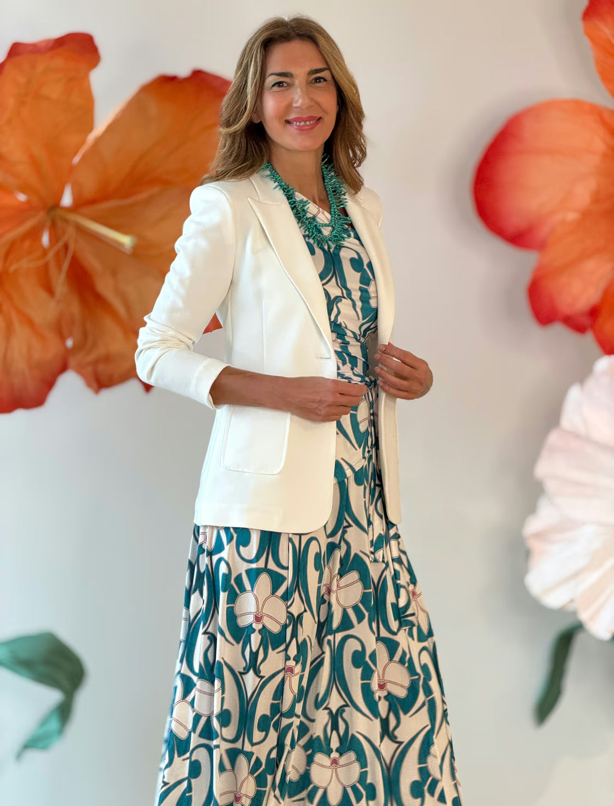 Chaqueta blanca de mujer con vestido estampado, estilismo elegante