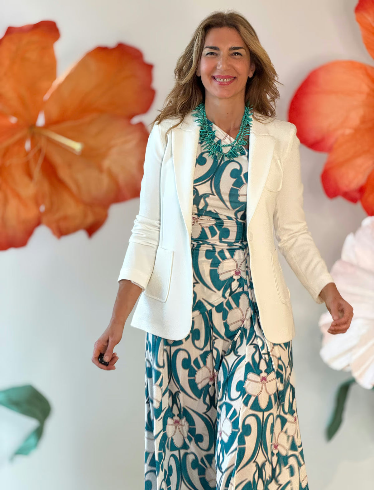 Chaqueta blanca de mujer con vestido estampado, look de invitada