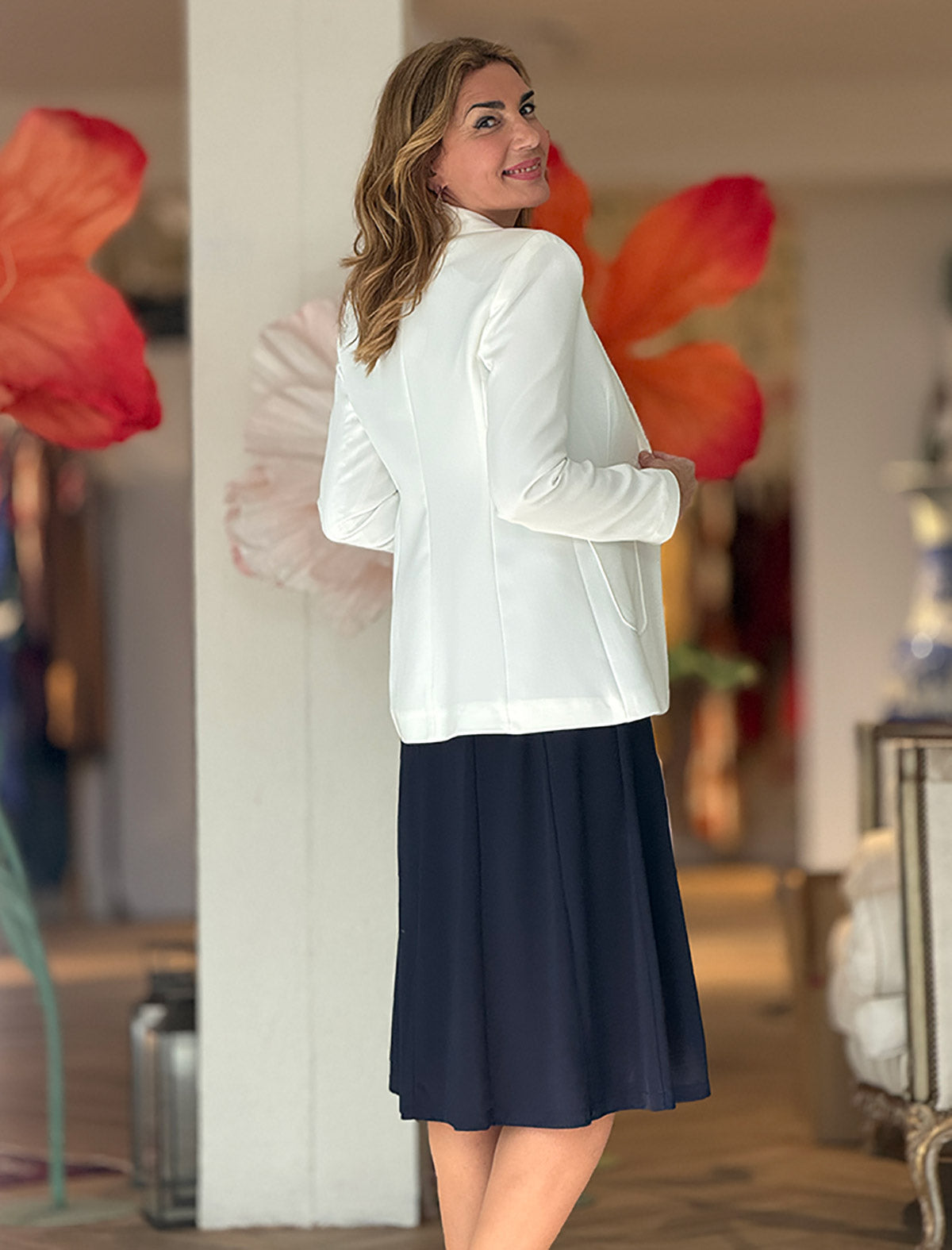 Vista de perfil de chaqueta blanca de mujer tipo blazer