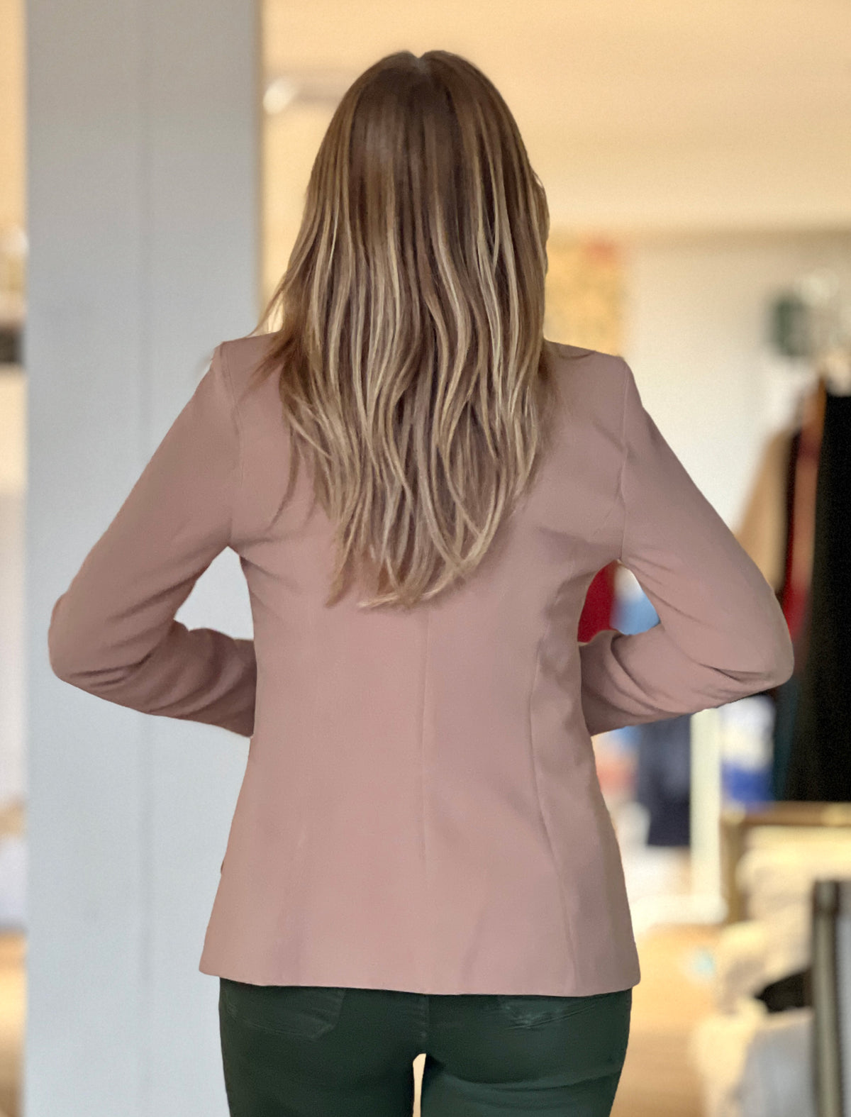 Vista trasera de la chaqueta blazer chic camel de mujer