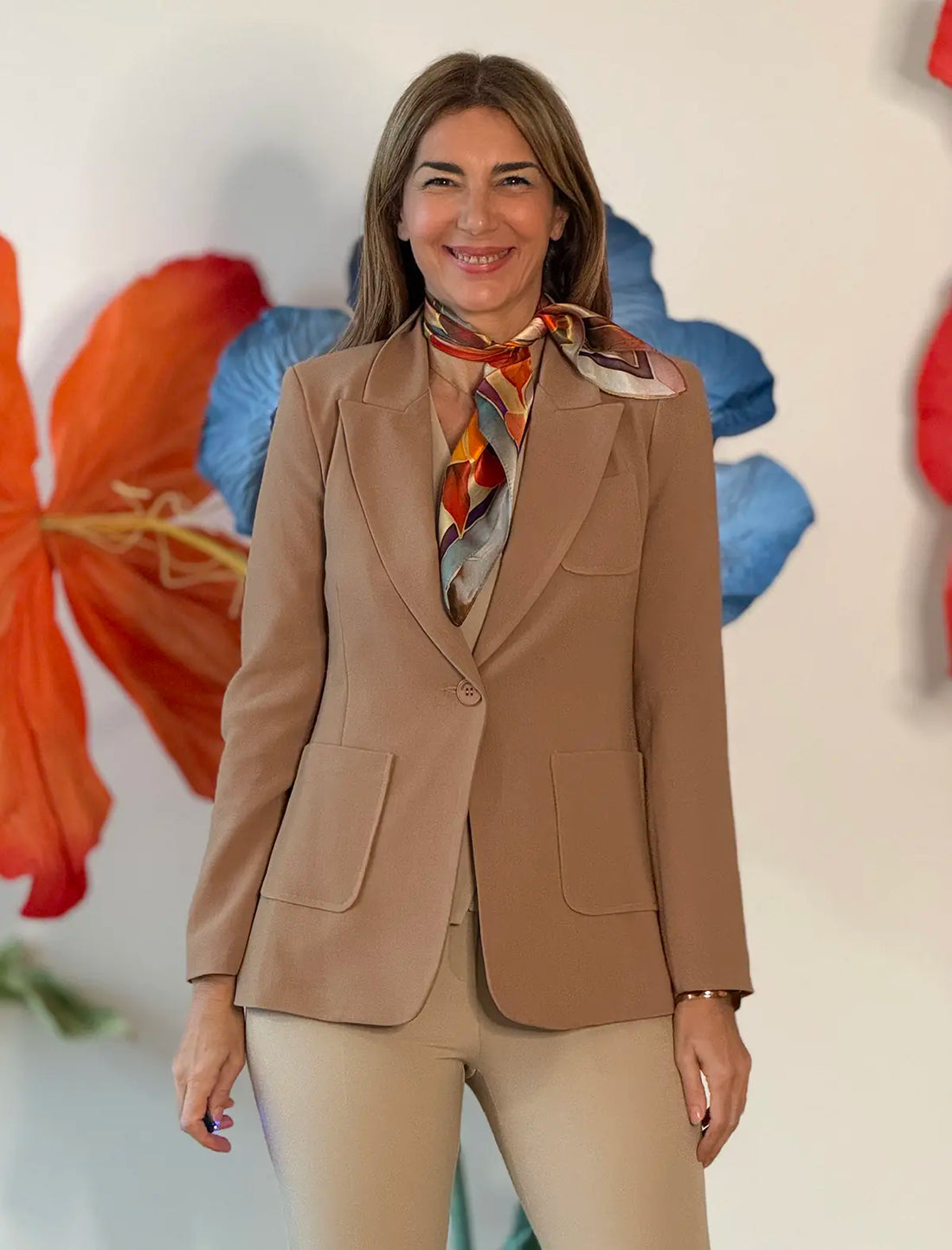Chaqueta camel de mujer, corte favorecedor y sofisticado