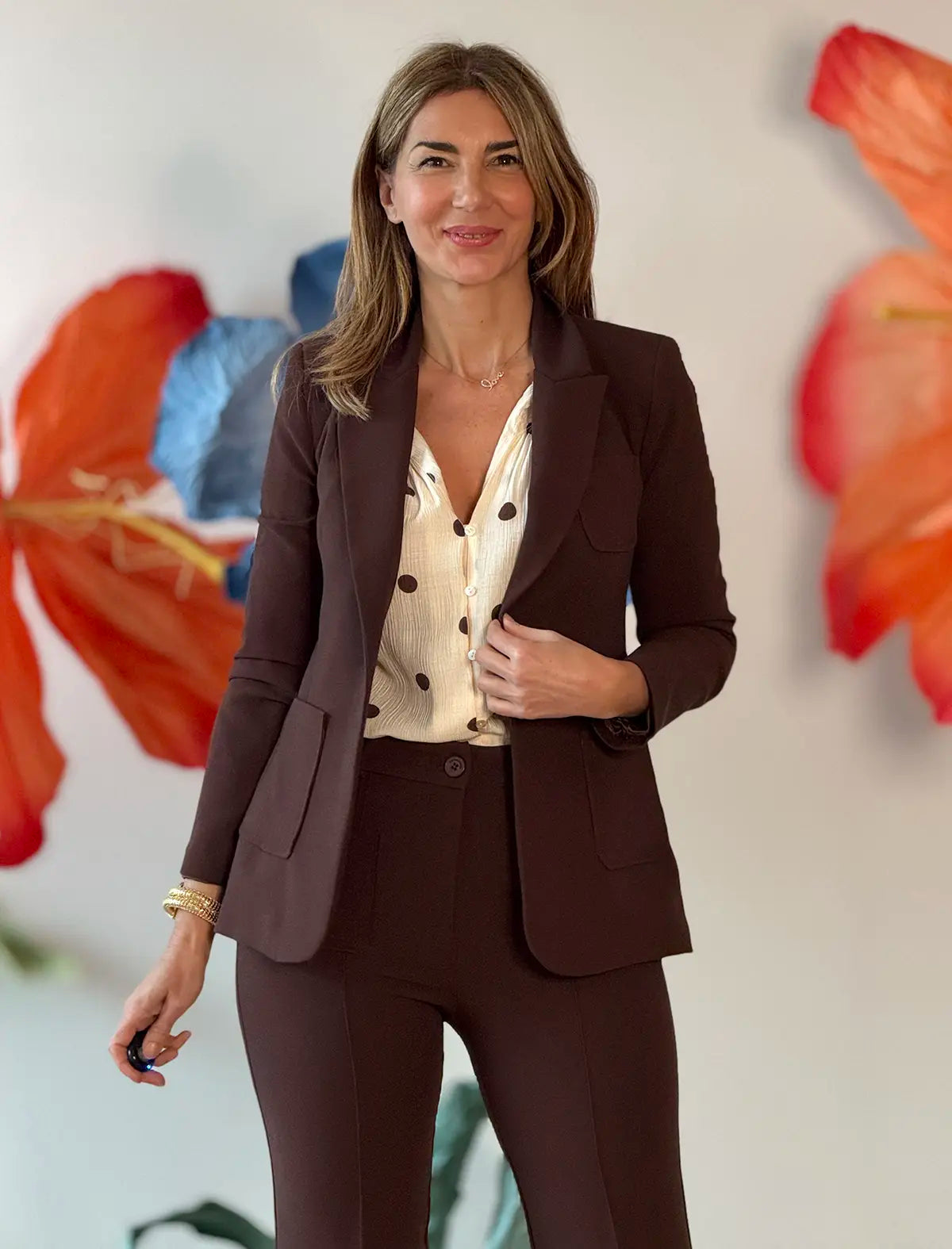 Detalle de la chaqueta marrón chocolate Blazer Slim, tejido con cuerpo