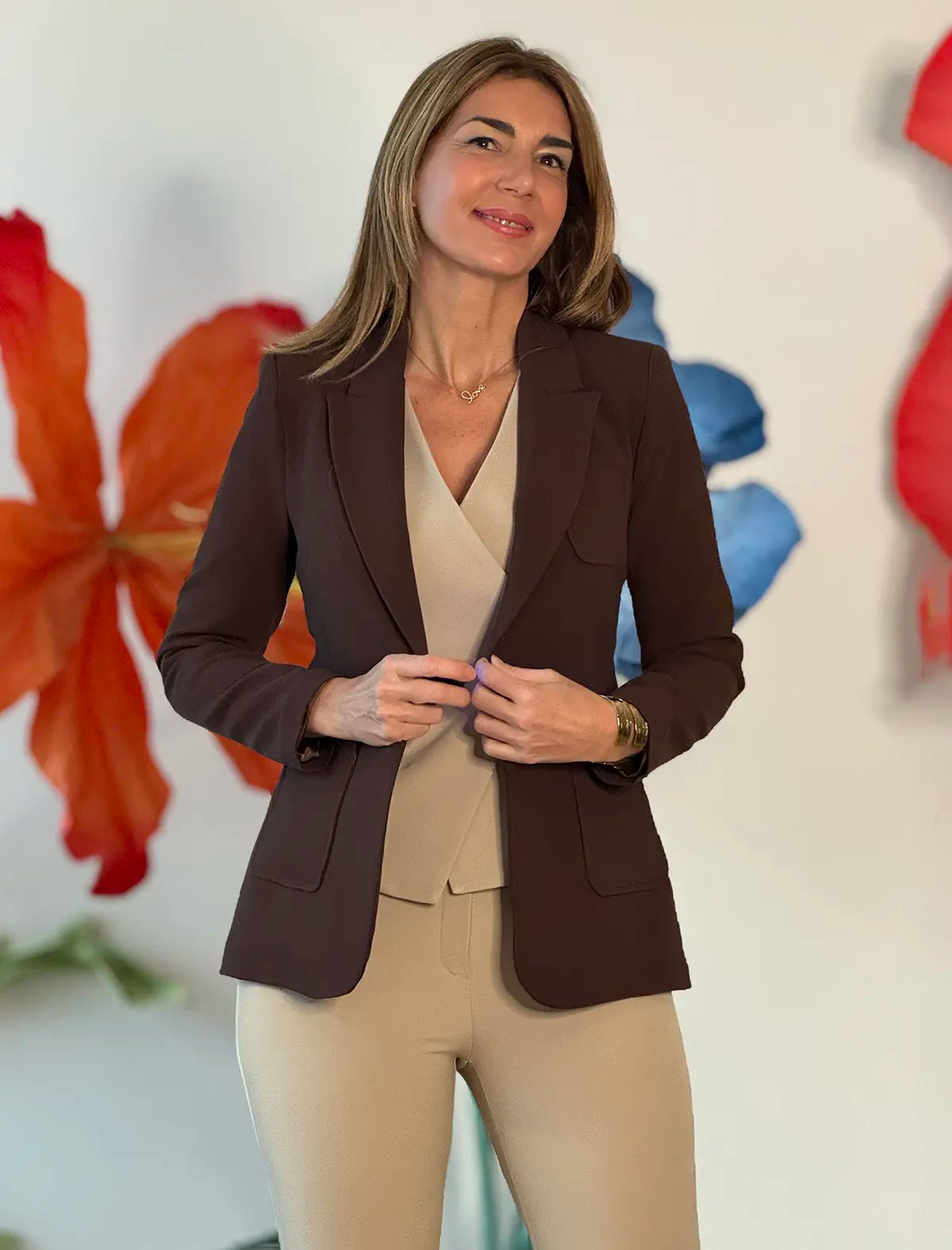 Look de oficina con chaqueta marrón de mujer 