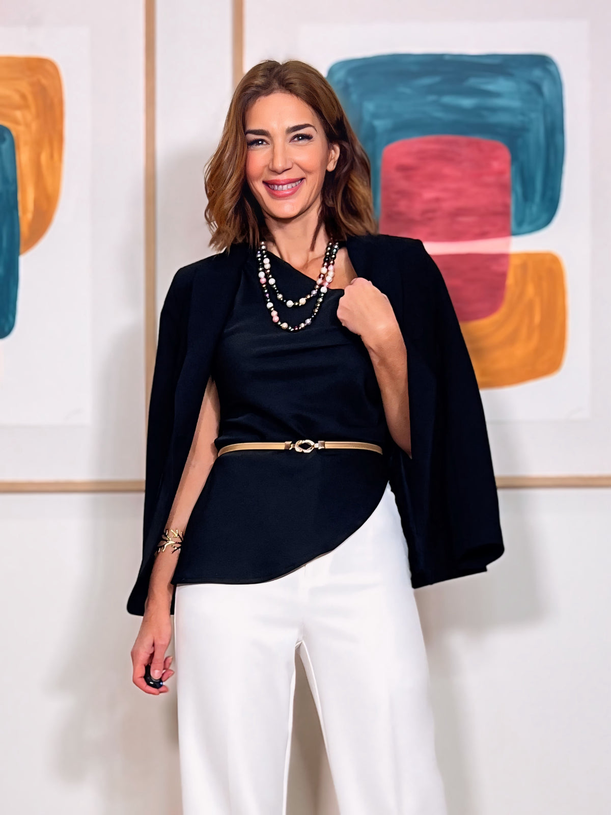 Chaqueta negra Blazer Slim combinada con pantalón blanco, look neutro