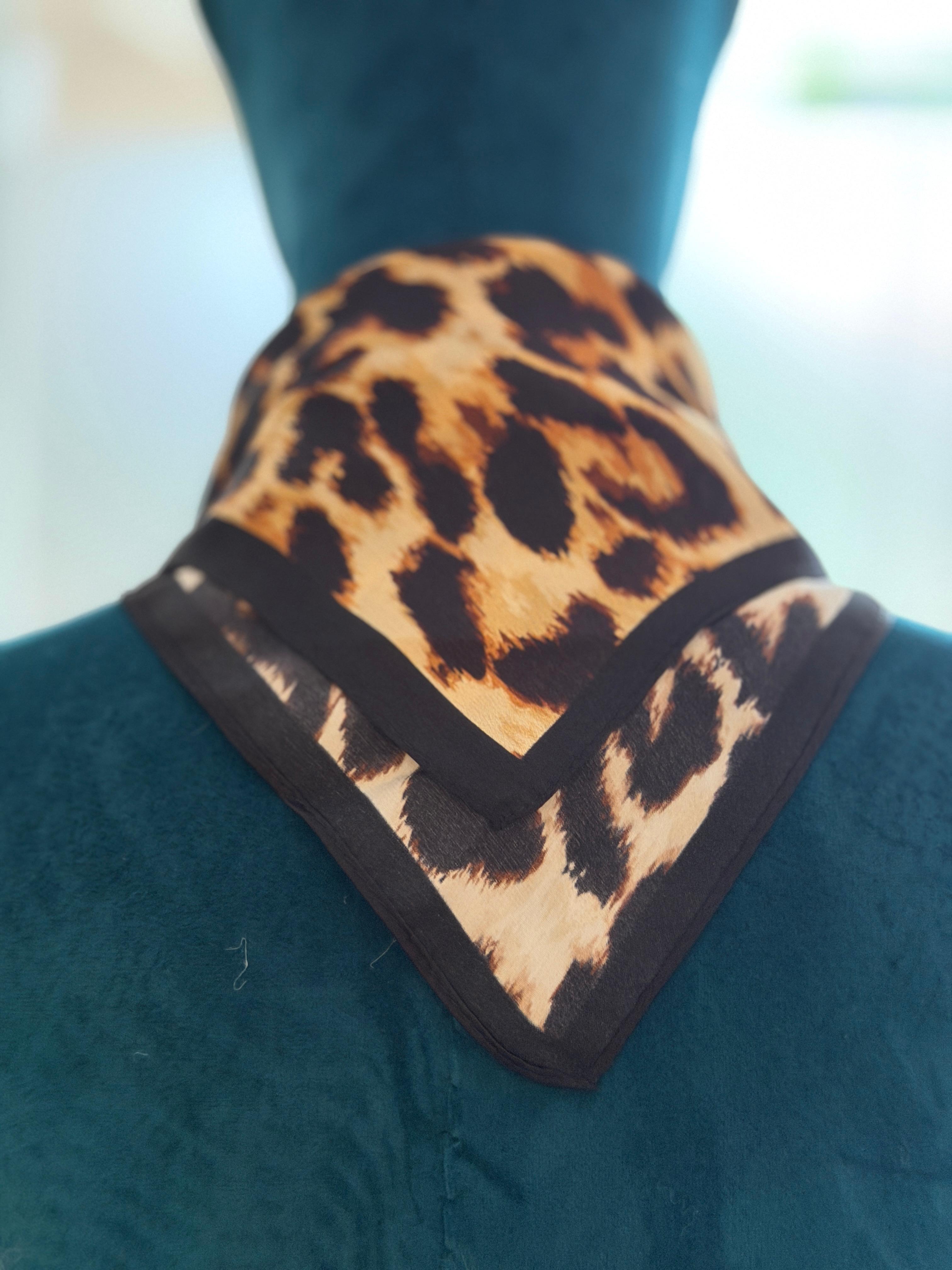 Pañuelo de seda animal print