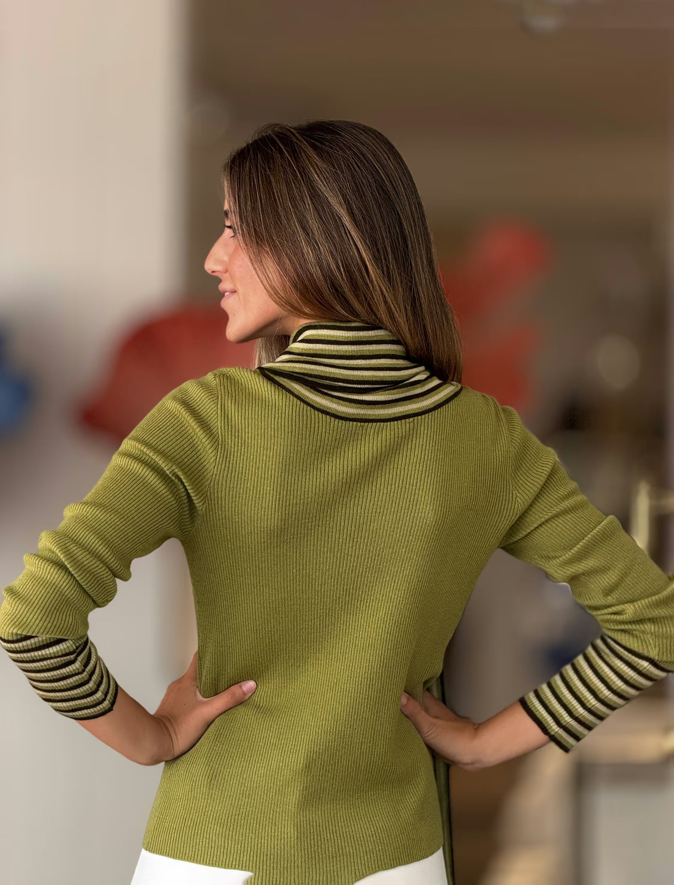 Parte trasera del jersey verde con cuello foulard adherido