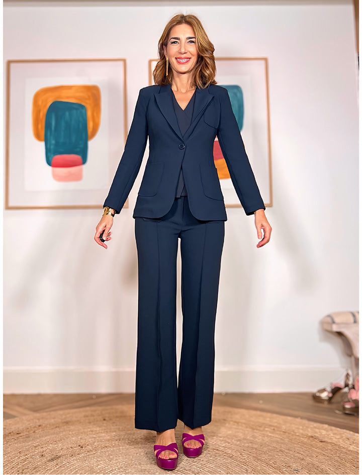 Pantalón azul marino para mujer con corte recto, pernera ancha y diseño elegante.