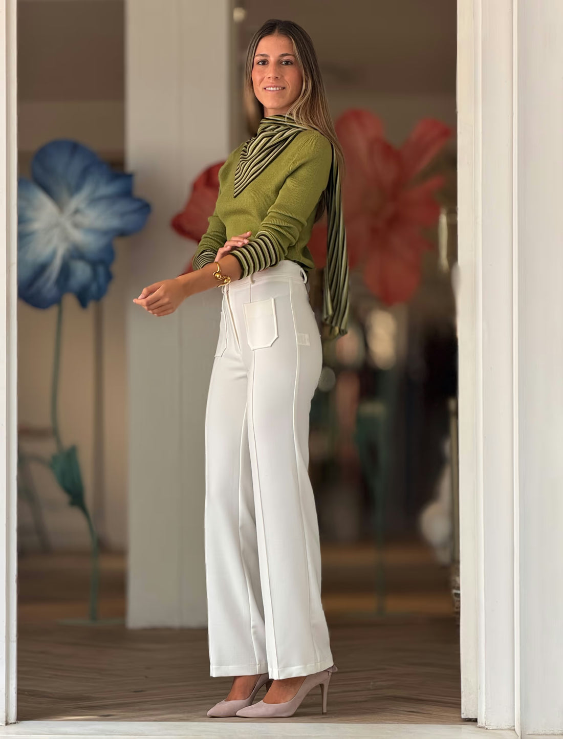 Pantalón blanco de mujer de corte recto, combinado con top verde