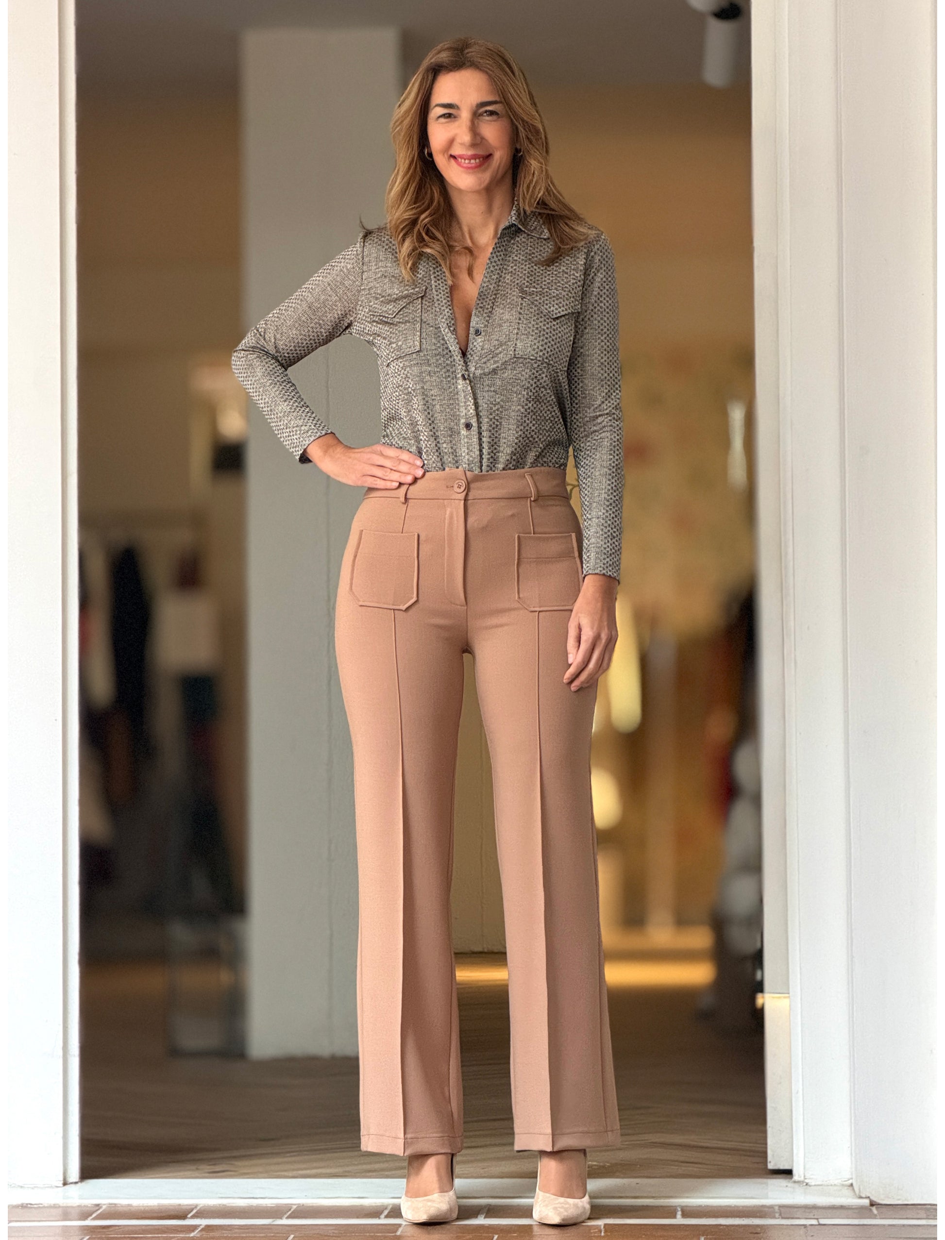 Pantalón camel para mujer con corte recto, tiro alto y pernera ancha.