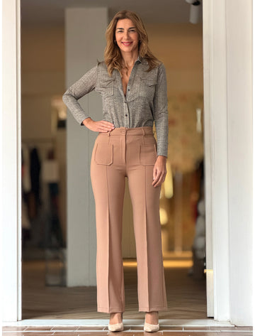 Pantalón camel para mujer con corte recto, tiro alto y pernera ancha.