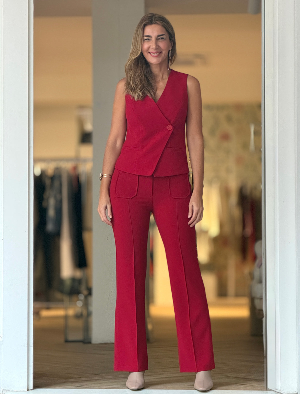 Pantalón marsala de bolsillos combinado con chaleco a juego