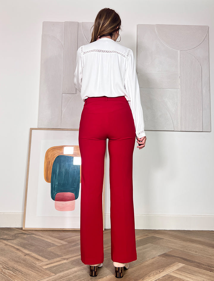Pantalón marsala de bolsillos, look de oficina