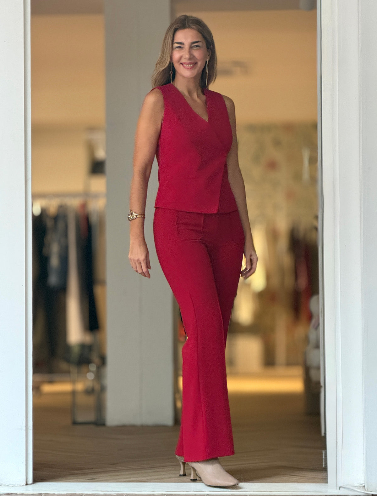 Pantalón marsala de bolsillos, look elegante de oficina