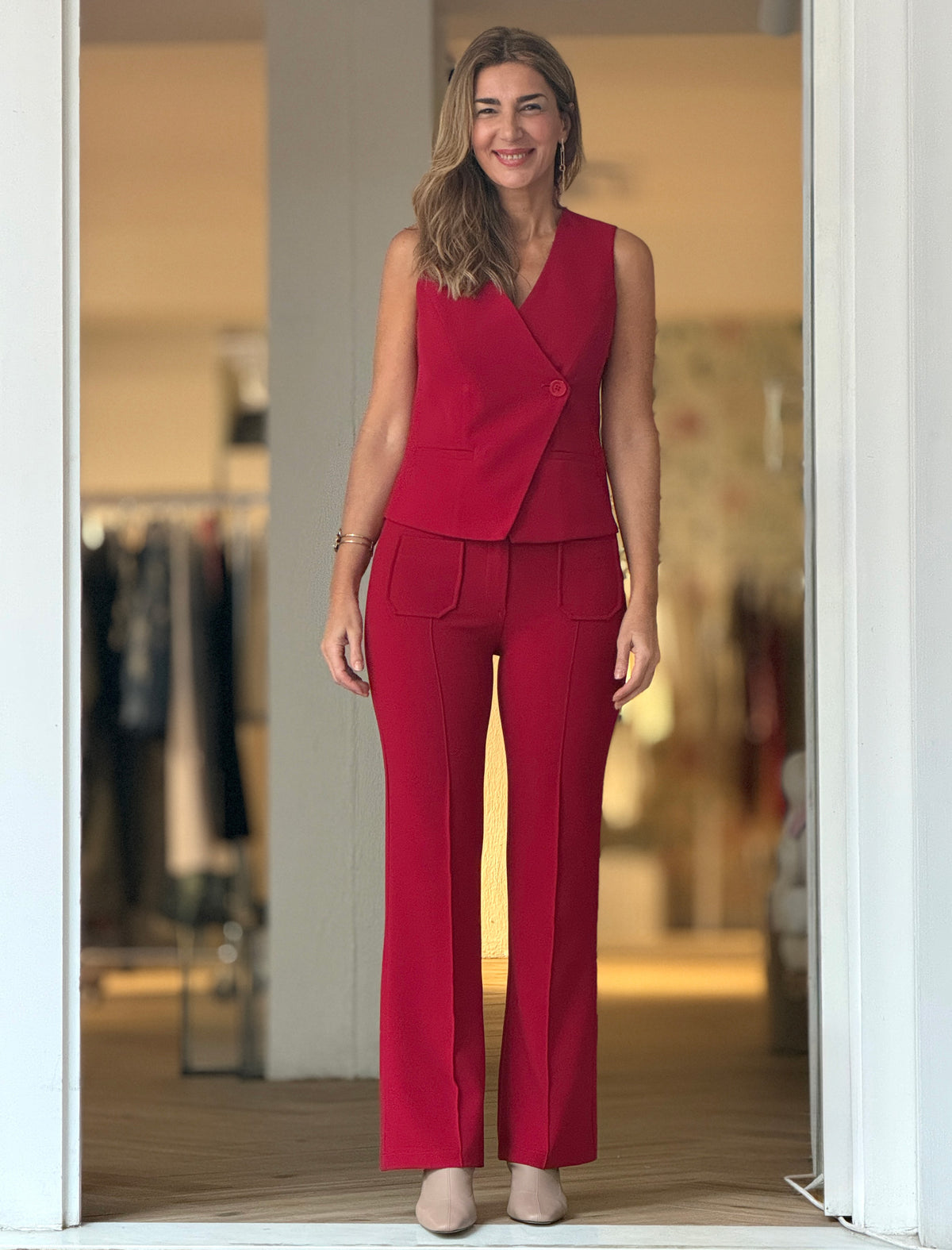 Total look con pantalón marsala de bolsillos