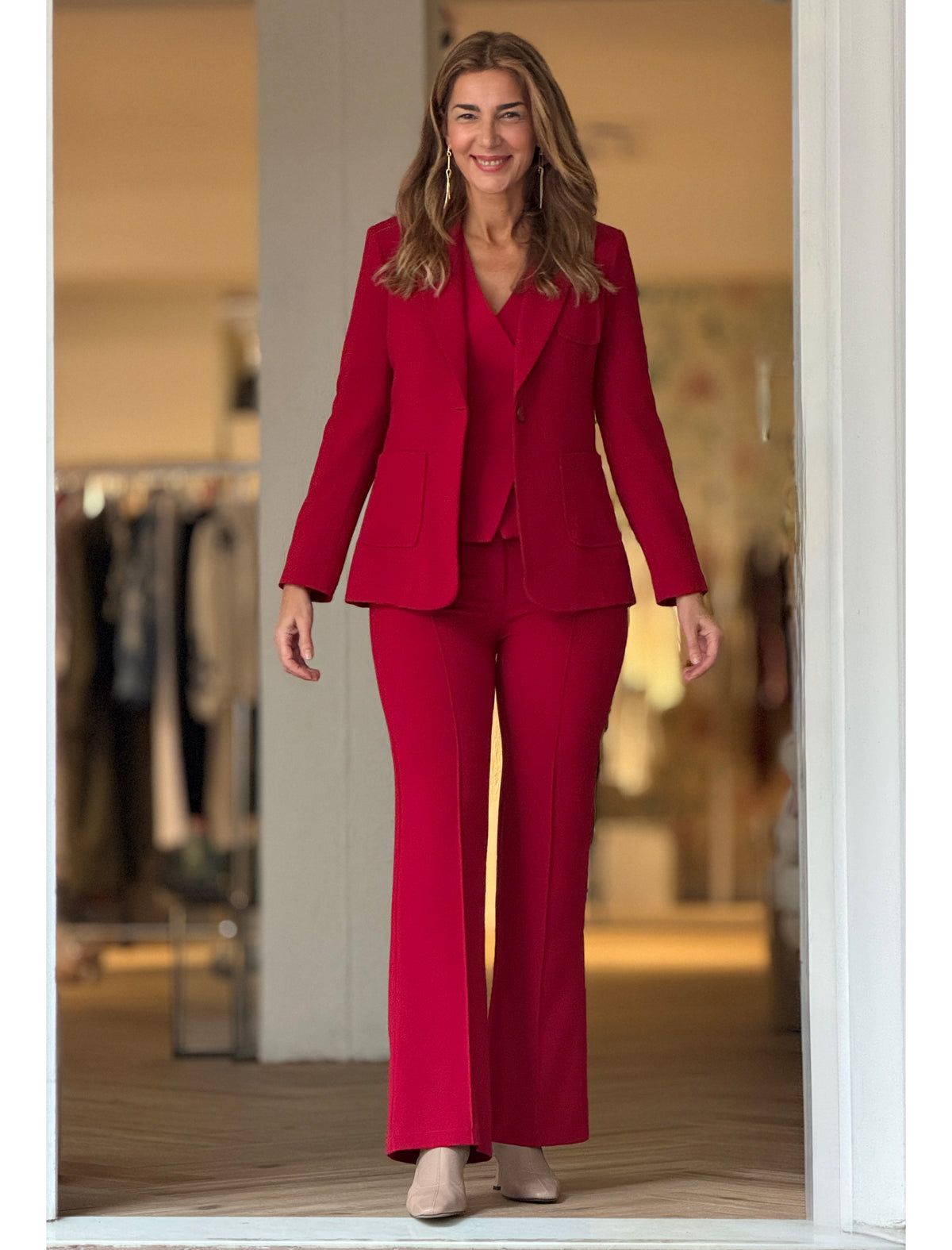 Pantalón marsala de bolsillos, look elegante de oficina